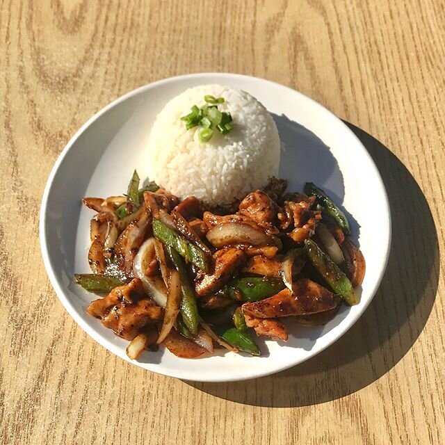 Black pepper chicken over rice in all it&rsquo;s outdoor dining glory! #shine #goodlighting #outdoordining
.
.
.
.
.
.
.
#supportlocalbusiness #openmeal
#orderlocal #openfordelivery #takeout #feedingamerica #shelterinplace #shelterinplacesanfrancisco