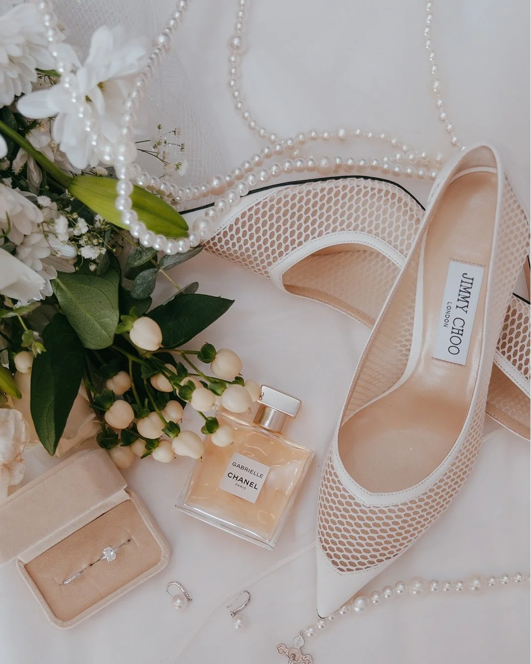 Highlight photos of Liane &amp; Marks getting ready from their big day ✨