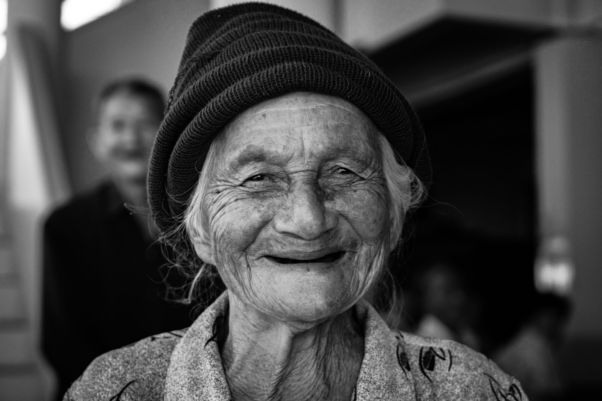 Бабушка без зубов. Бабушка улыбается. Бабушка улыбается в Кадр. Обаятельная улыбка старушки. Черно белое фото человек улыбка бабушки.