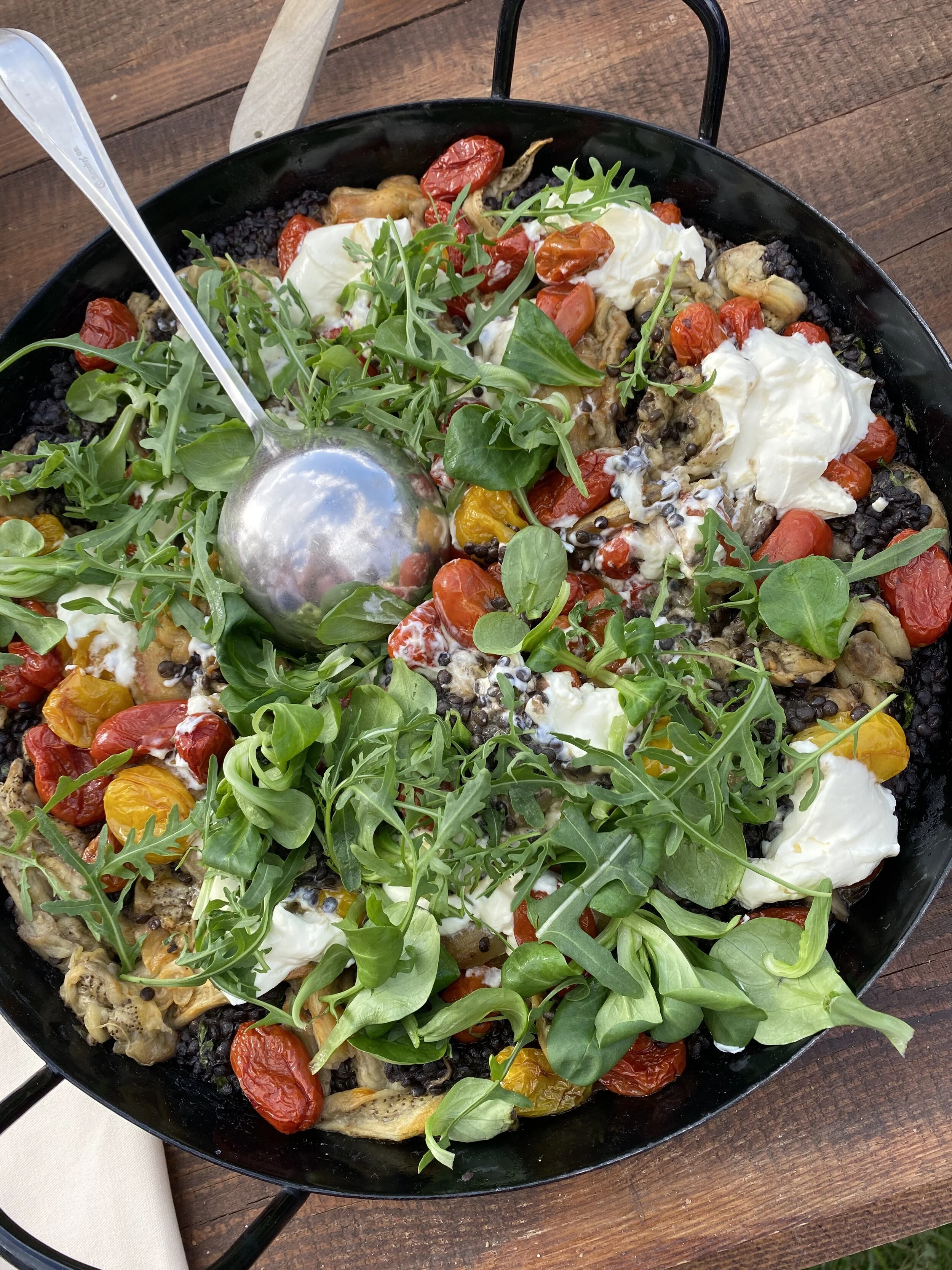 Linsenpfanne mit Rucola und gegrilltem Gemüse