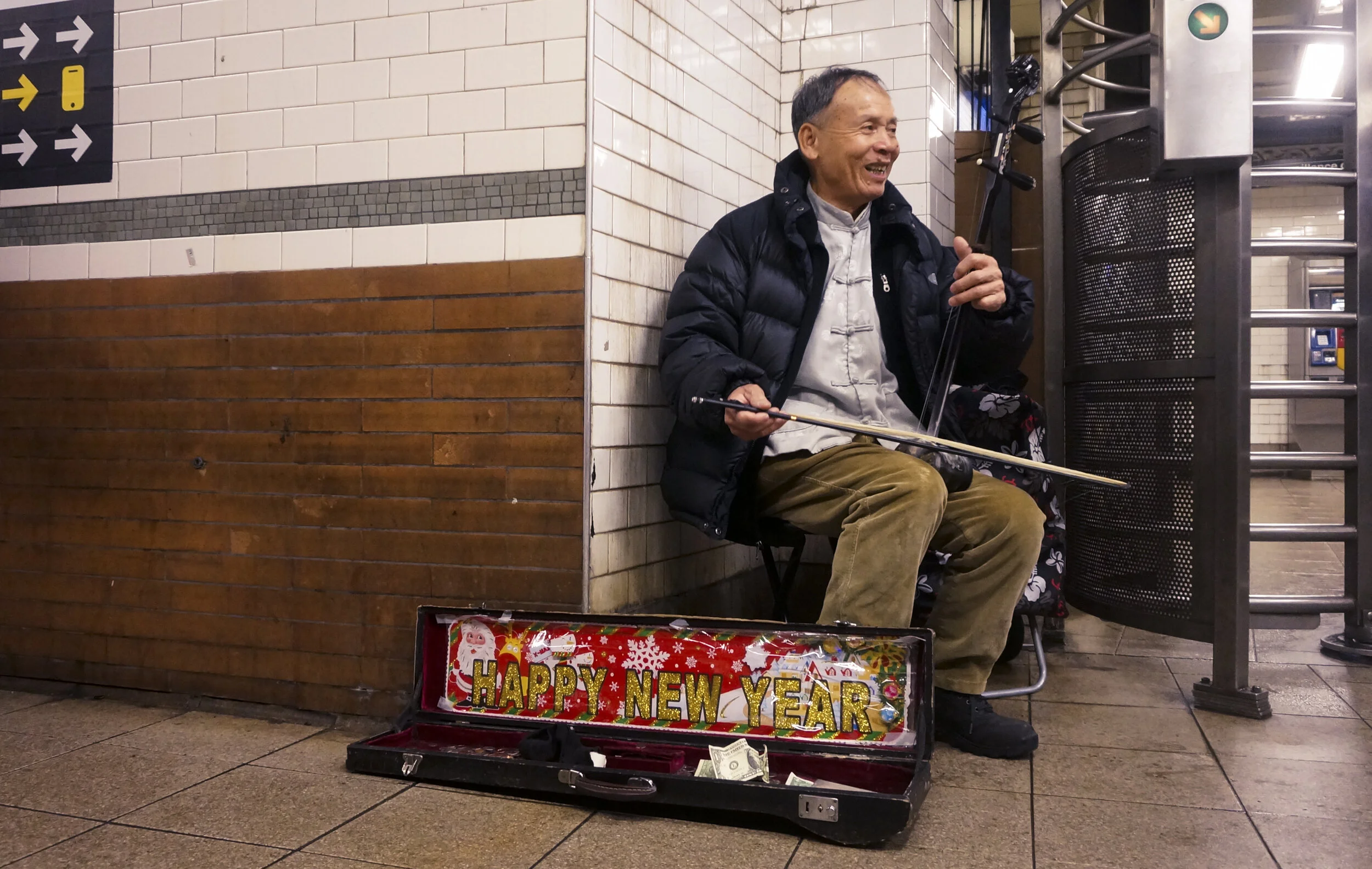 12.23 老人在用破旧的二胡拉圣诞歌，神情特别开心 BH AC线.jpg