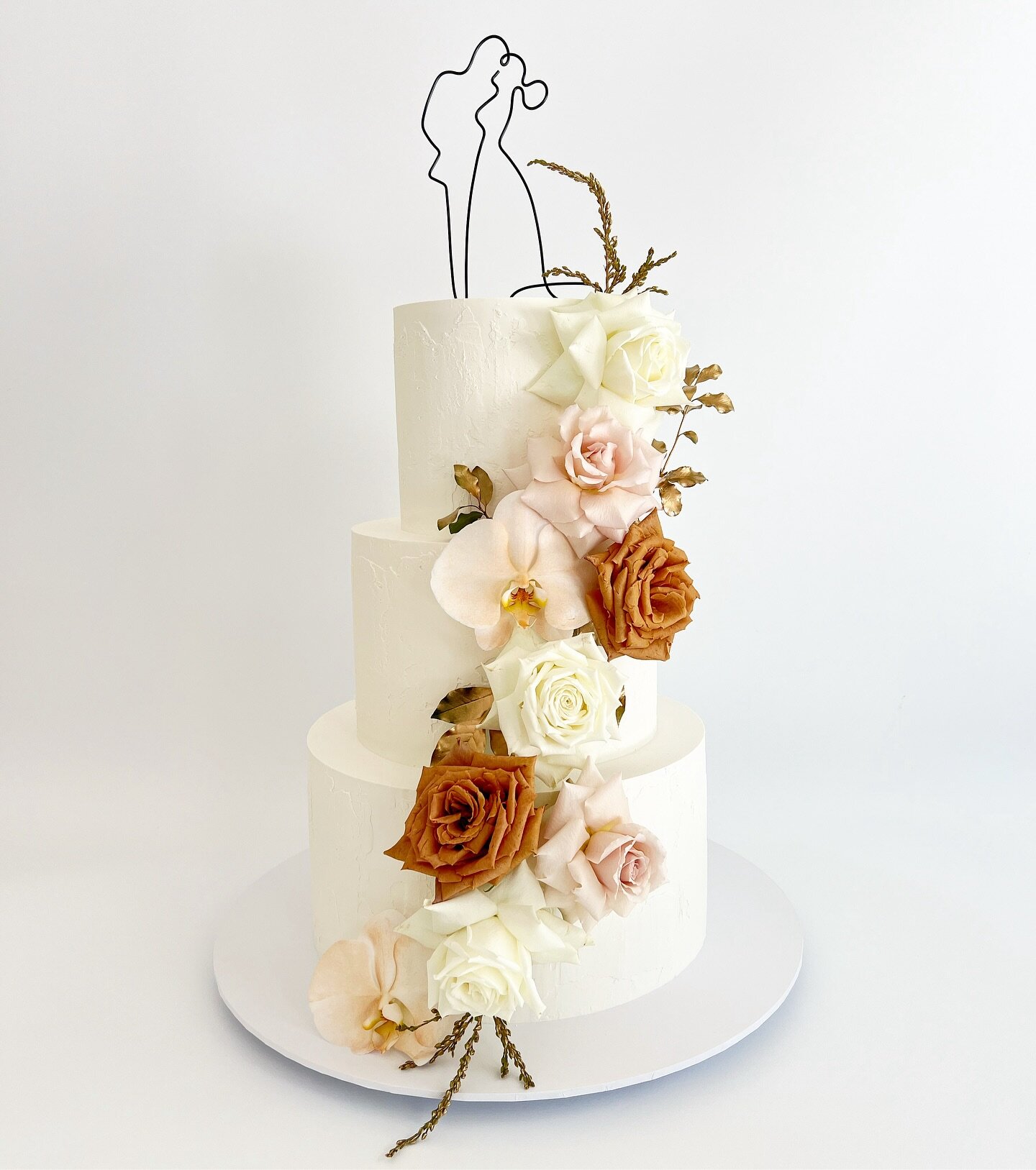 My first wedding cake of the month started off with this gorgeous floral cascade with toffee, white and pale pink roses! 🧡
.
@jacquimdesign 
#frostedindulgence #brisbanecakes #brisbanewedding #brisbaneweddingcake #weddingcake #freshflowerscake #fres