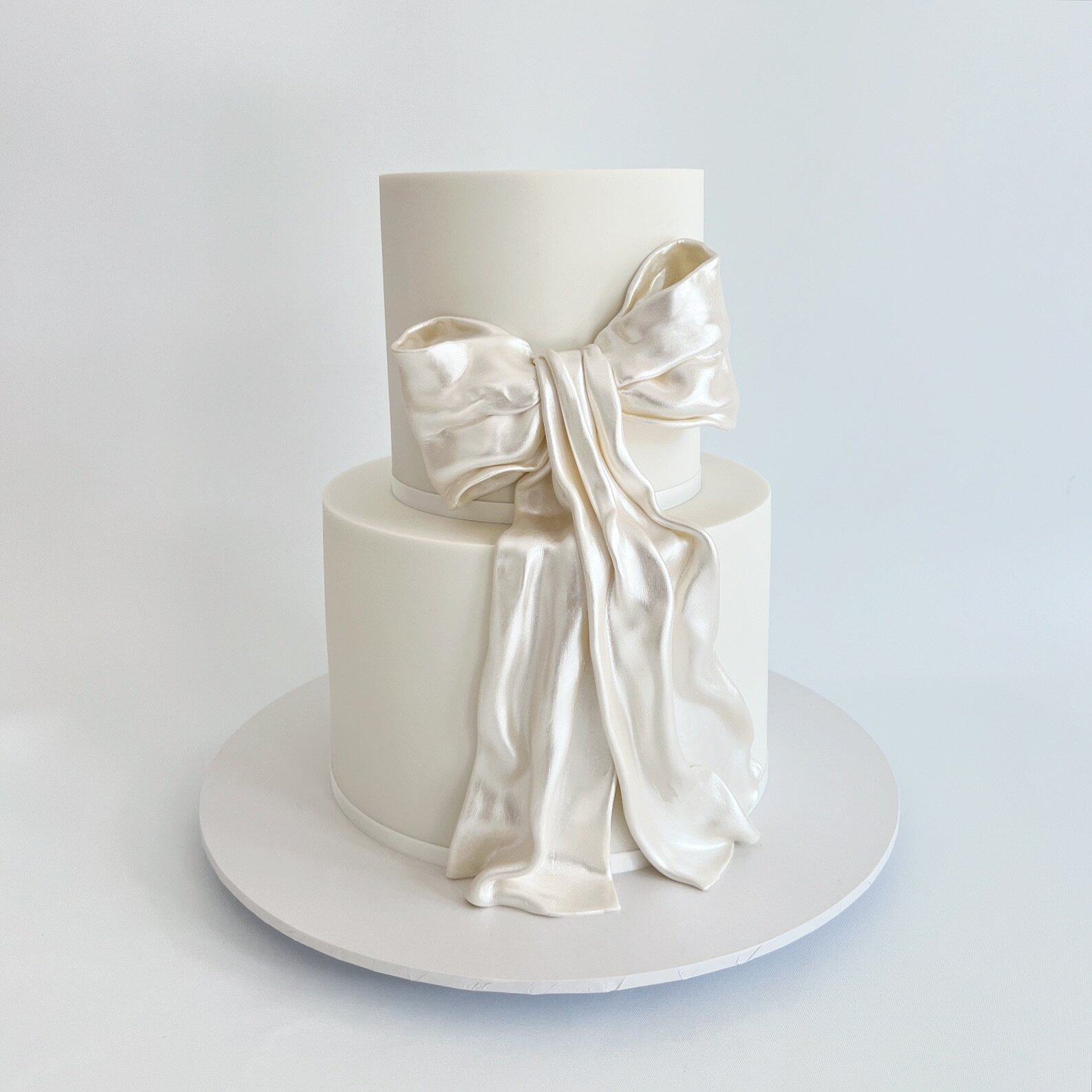 Definitely seeing statement bows making a big comeback this year! I&rsquo;m not sure what&rsquo;s more difficult, making one like this out of fondant or tying a perfect ribbon bow?? 
.
#frostedindulgence #brisbanecakes #brisbaneweddingcakes #bowcake 