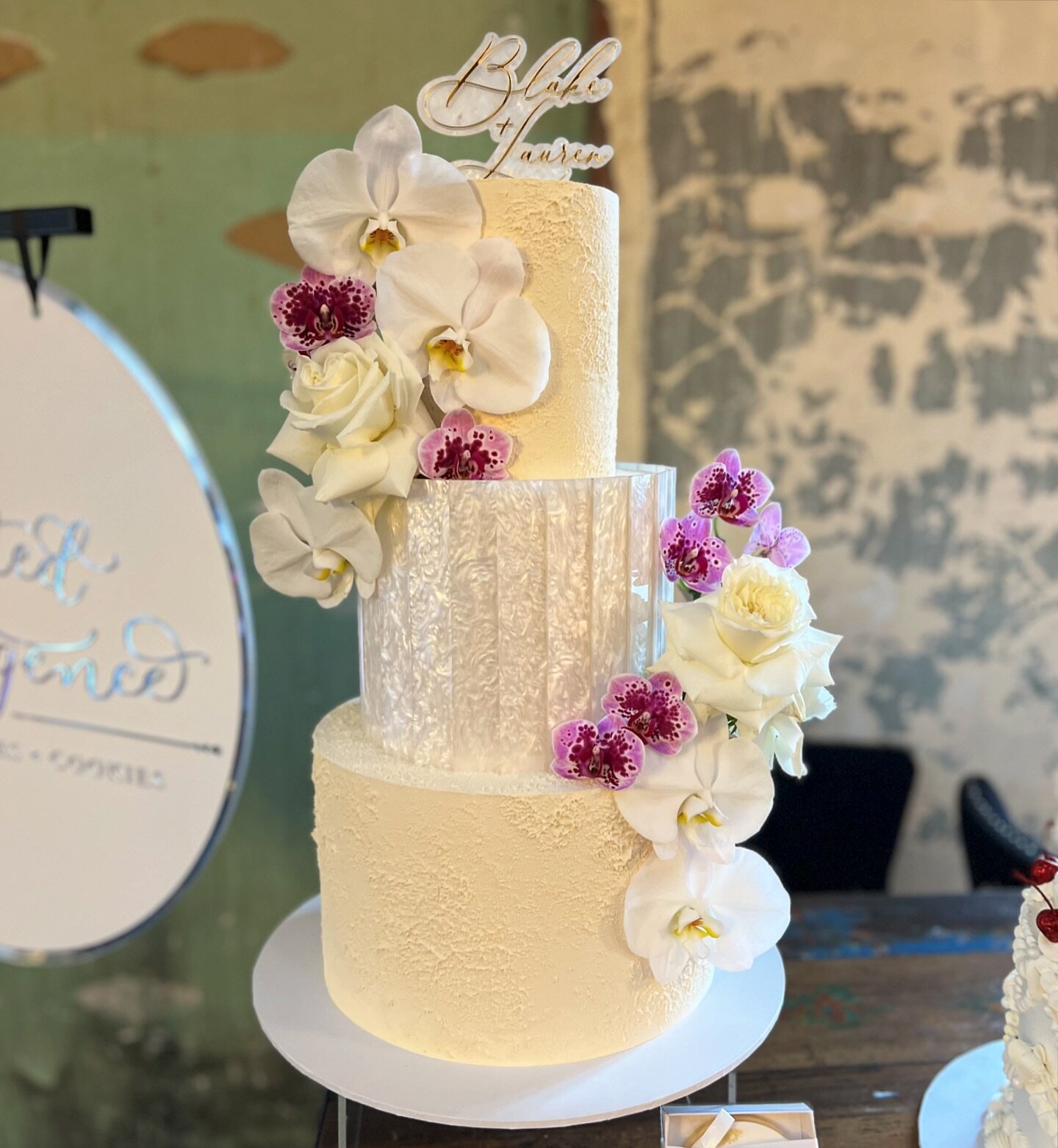 I&rsquo;m still dreaming about the combo of the orchids and the acrylic details on this one! 
.
Toppers @kctimesco 
#frostedindulgence #brisbanecakes #brisbaneweddingcakes #weddingcake #weddingcakeideas #weddingcakeinspo #freshflowercake #orchidweddi