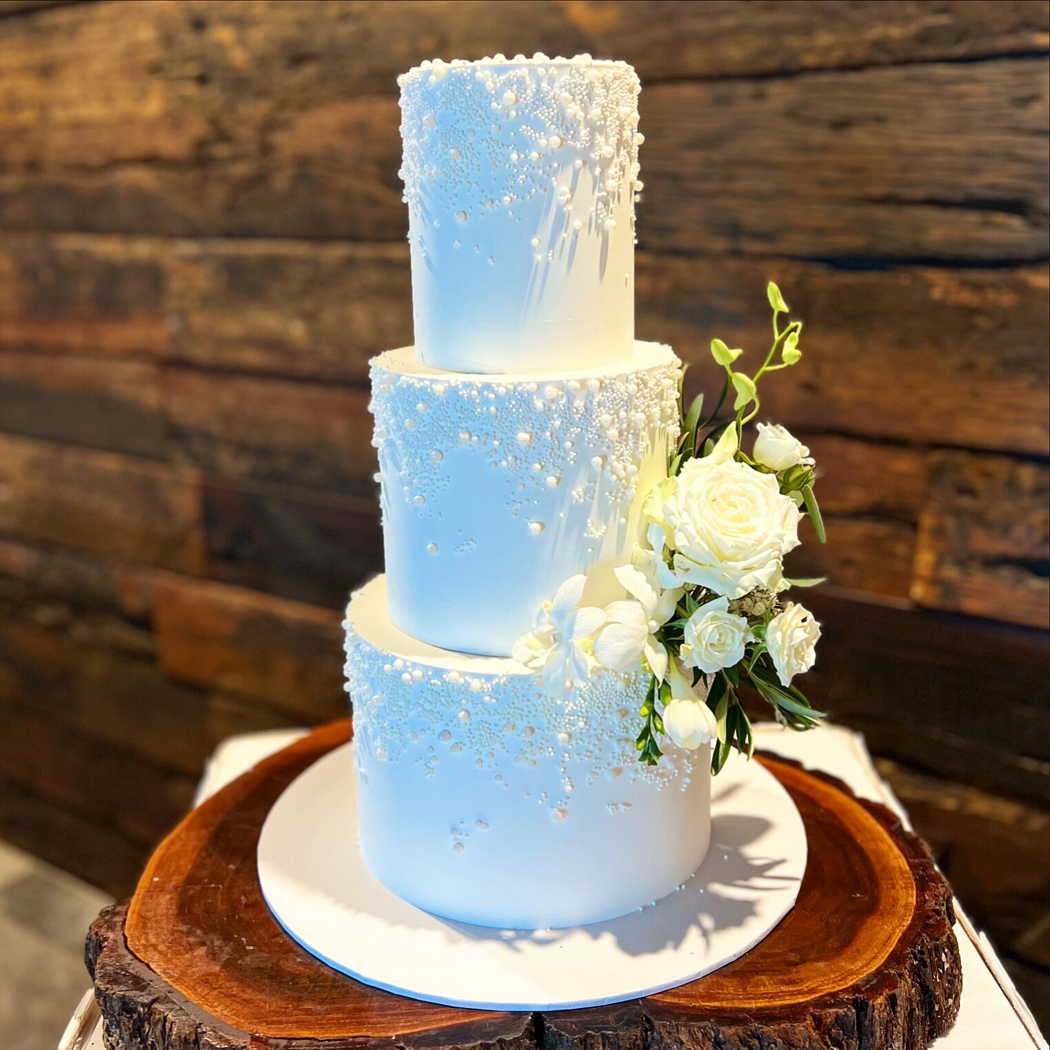 Another case of the lighting at the venue &amp; my trusty iPhone not getting along but couldn&rsquo;t not share this pearl cascade! 
.
#frostedindulgence #brisbanecakes #brisbaneweddingcakes #weddingcake #pearlweddingcake #pearlcake #freshflowerscake