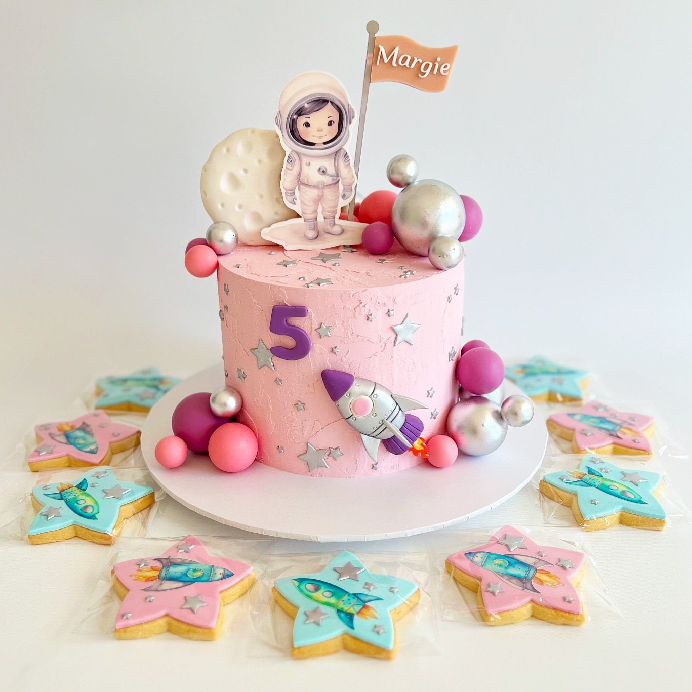 My first pink themed space cake &amp; cookies! 
.
@kctimesco @customicing 
#frostedindulgence #brisbanecakes #brisbanebirthdaycakes #birthdaycake #spacecake #rocketcookies #brisbanecookies #astronautcake #astronautthemedparty #starcookies #pinkspacec