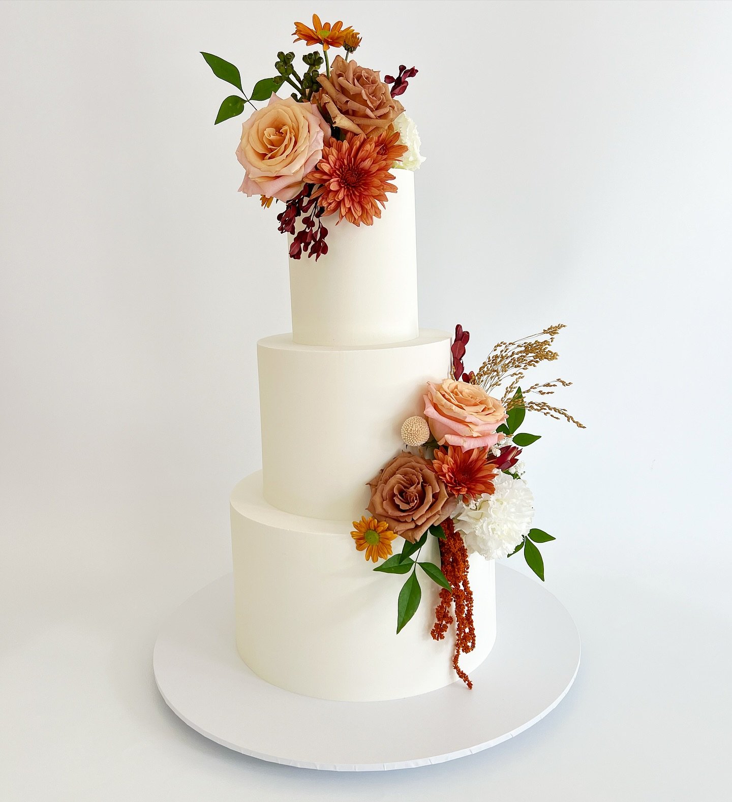 The rich autumnal colours of these flowers were just 👩🏼&zwj;🍳💋!
.
#frostedindulgence #crapatcaptions #brisbanecakes #brisbanesweddingcakes #weddingcake #freshflowerscake #weddingcakeideas #weddingcakeinspo #ganacheicedcake