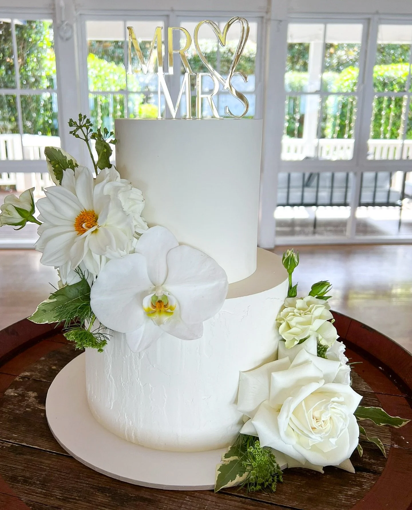 White textured cake, fresh blooms, and the perfect balance of simplicity and beauty 🤍 
.
@kctimesco @tiffanysmaleny #frostedindulgence #brisbanecakes #brisbaneweddingcakes #whiteweddingcake #weddingcaketopper #freshflowerscake #weddingcake #simplewe