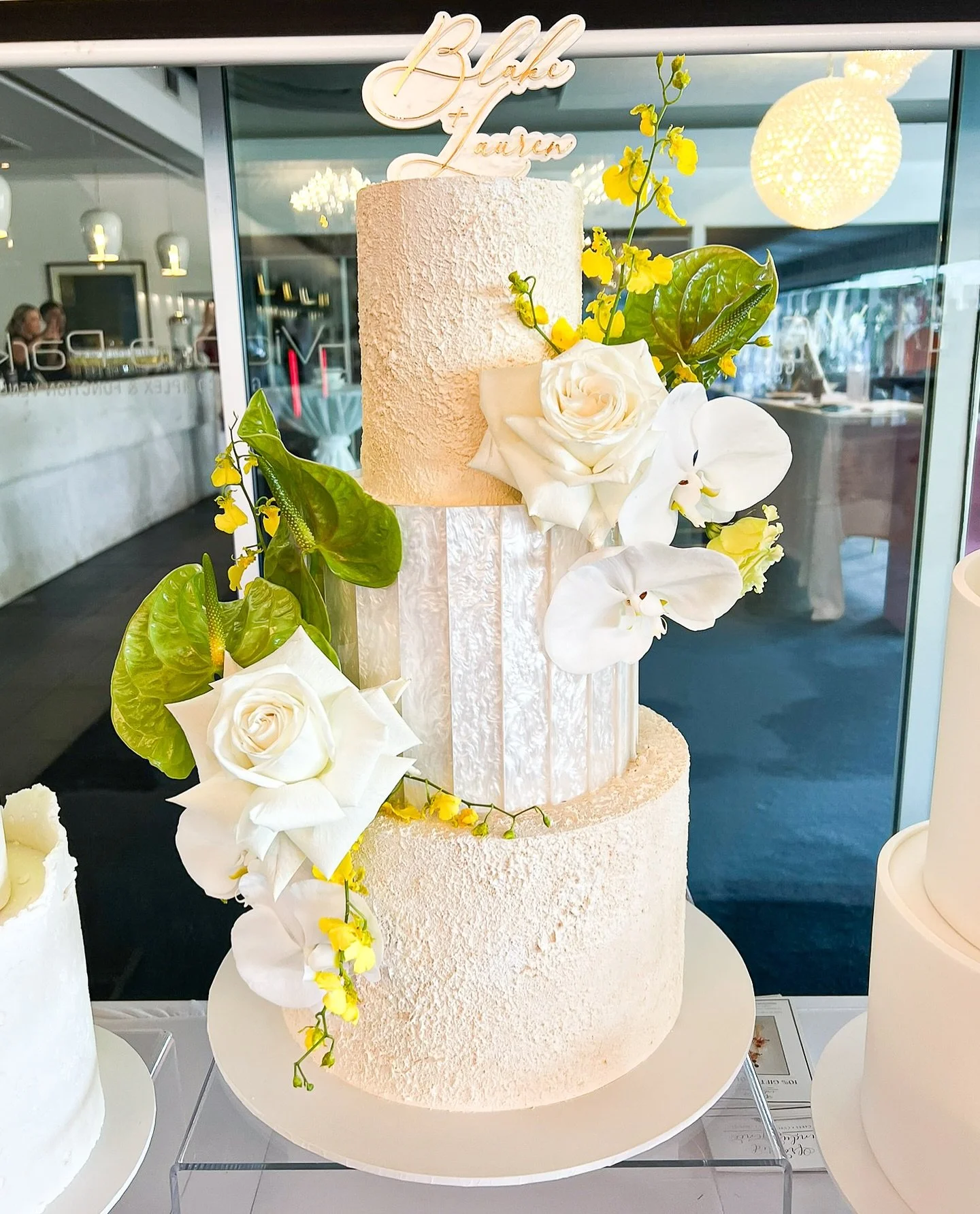 Stucco texture, pearly panels and the most gorgeous flower combo&hellip;
.
@kctimesco @victoriapark #frostedindulgence #brisbanecakes #brisbanewedding #brisbanewddingcakes #weddingcake #freshflowerscake #weddingcakeideas #weddingcakeinspo