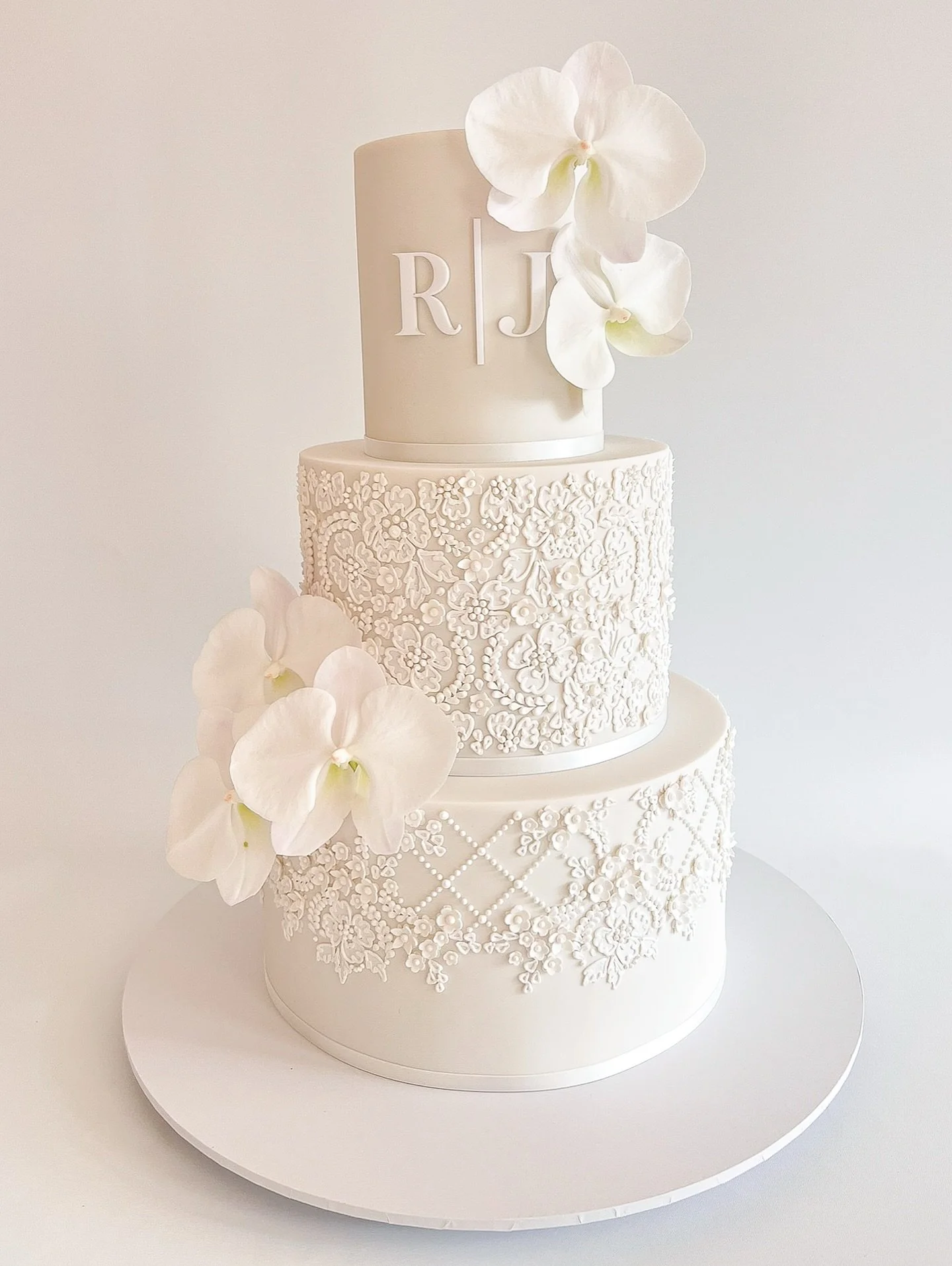 Worth every second of the hand piping that goes into this stunning lace wedding cake!! 
.
@kctimesco 
#frostedindulgence #brisbanecakes #brisbaneweddingcakes #brisbanewedding #weddingcake #whiteweddingcake #laceweddingcake #fondanticedweddingcake #we