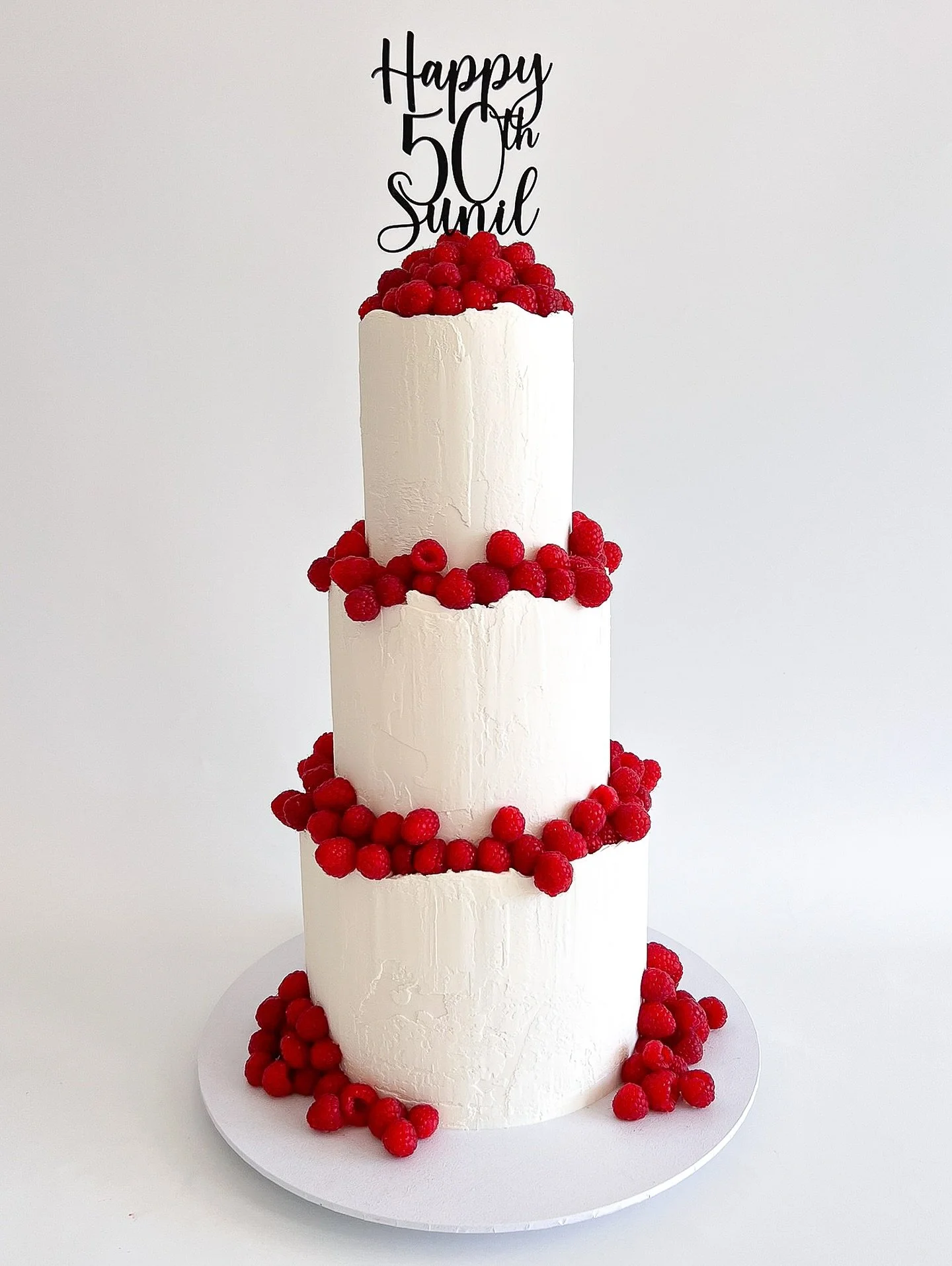 I have been dying to make this raspberry cake for such a long time!! 
.
@kctimesco  #frostedindulgence #brisbanecakes #brisbaneweddingcakes #brisbanebirthdaycakes #freshraspberriescake #50thbirthdaycake #weddingcakes #weddingcakeinspo #raspberrycake 