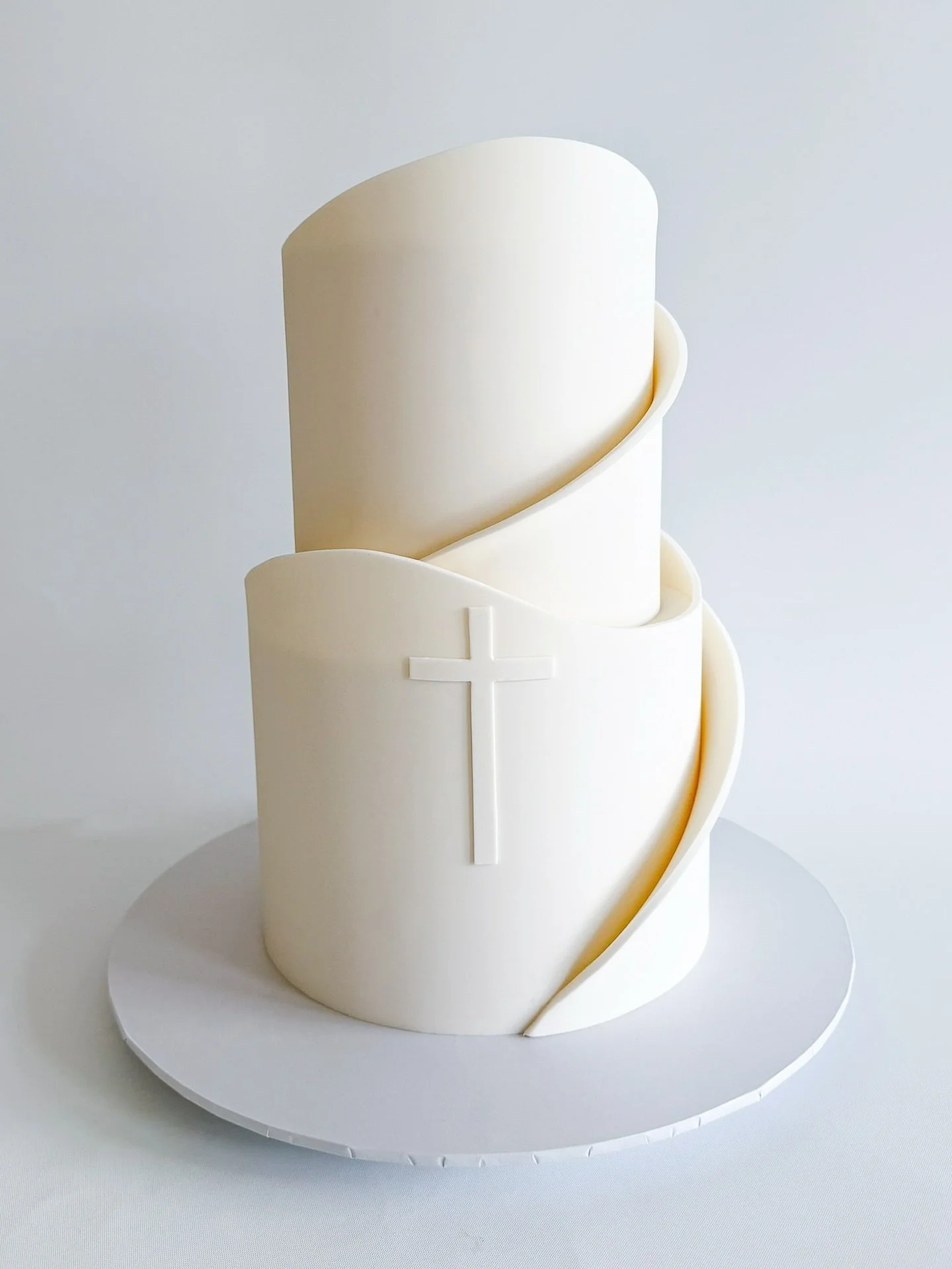 Clean wavy lines&hellip;love! 
.
#frostedindulgence #brisbanecakes #brisbaneweddingcakes #brisbanechristeningcakes #christeningcake #whitewavecake #weddingcakeideas #weddingcakeinspo