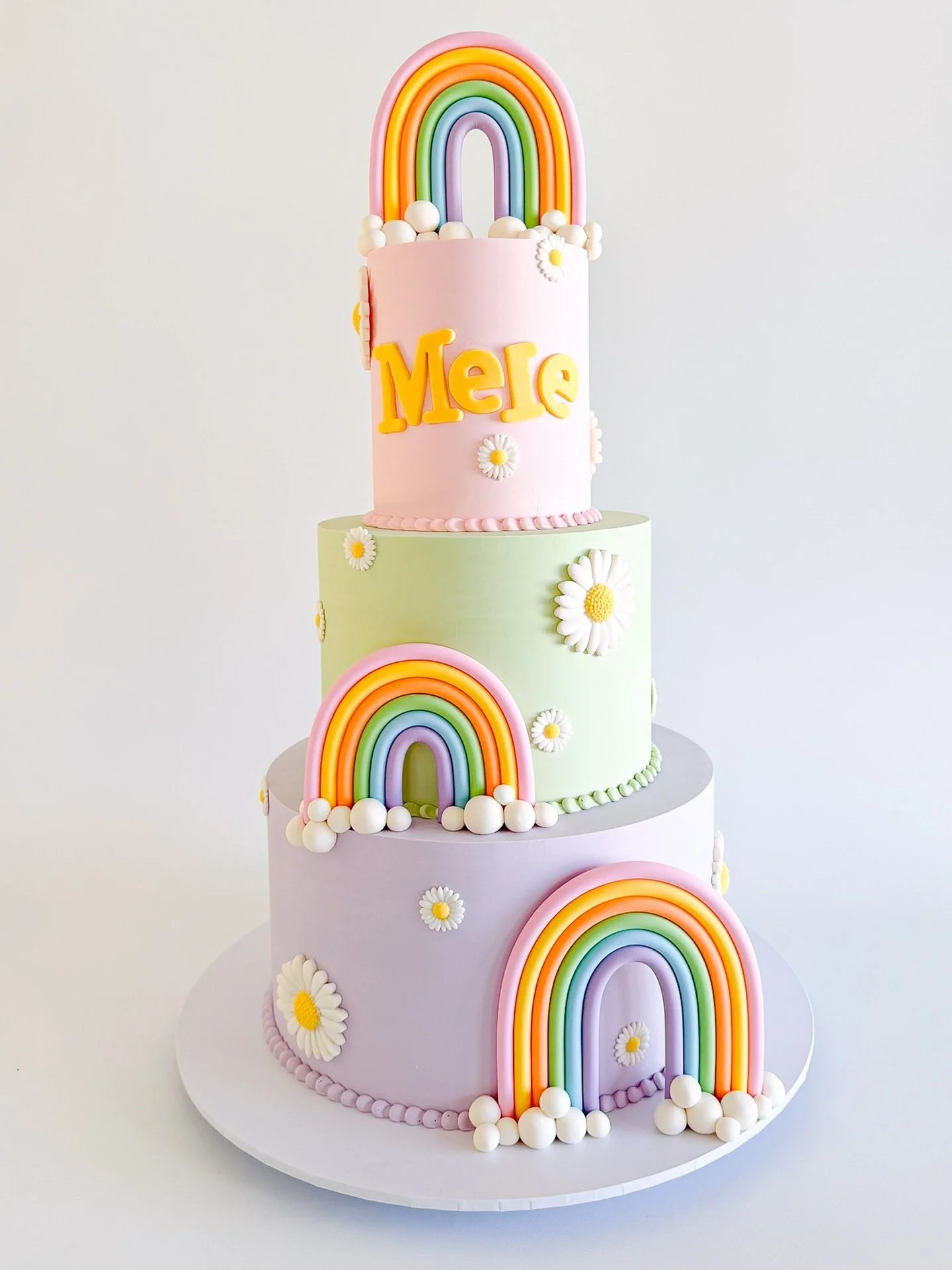 If this cake doesn&rsquo;t make you happy I don&rsquo;t know what will! (Actually maybe fried chicken but hey we&rsquo;re talking about cakes now! 🤣)
.
#frostedindulgence #brisbanecakes #brisbanebirthdaycakes #rainbowcake #daisycake #pastelcake #pas
