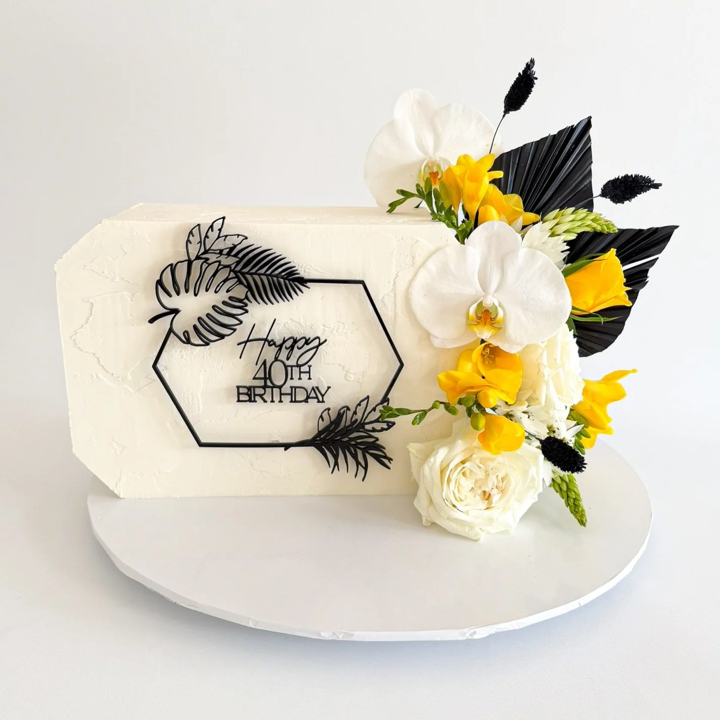 My first black and yellow arrangement and I&rsquo;m totally obsessed! 🖤💛
.
@somethingforcake #frostedindulgence #brisbanecakes #brisbanebirthdaycakes #brisbaneweddingcakes #birthdaycake #blackandyellowcake #freshflowerscake #rectanglecake