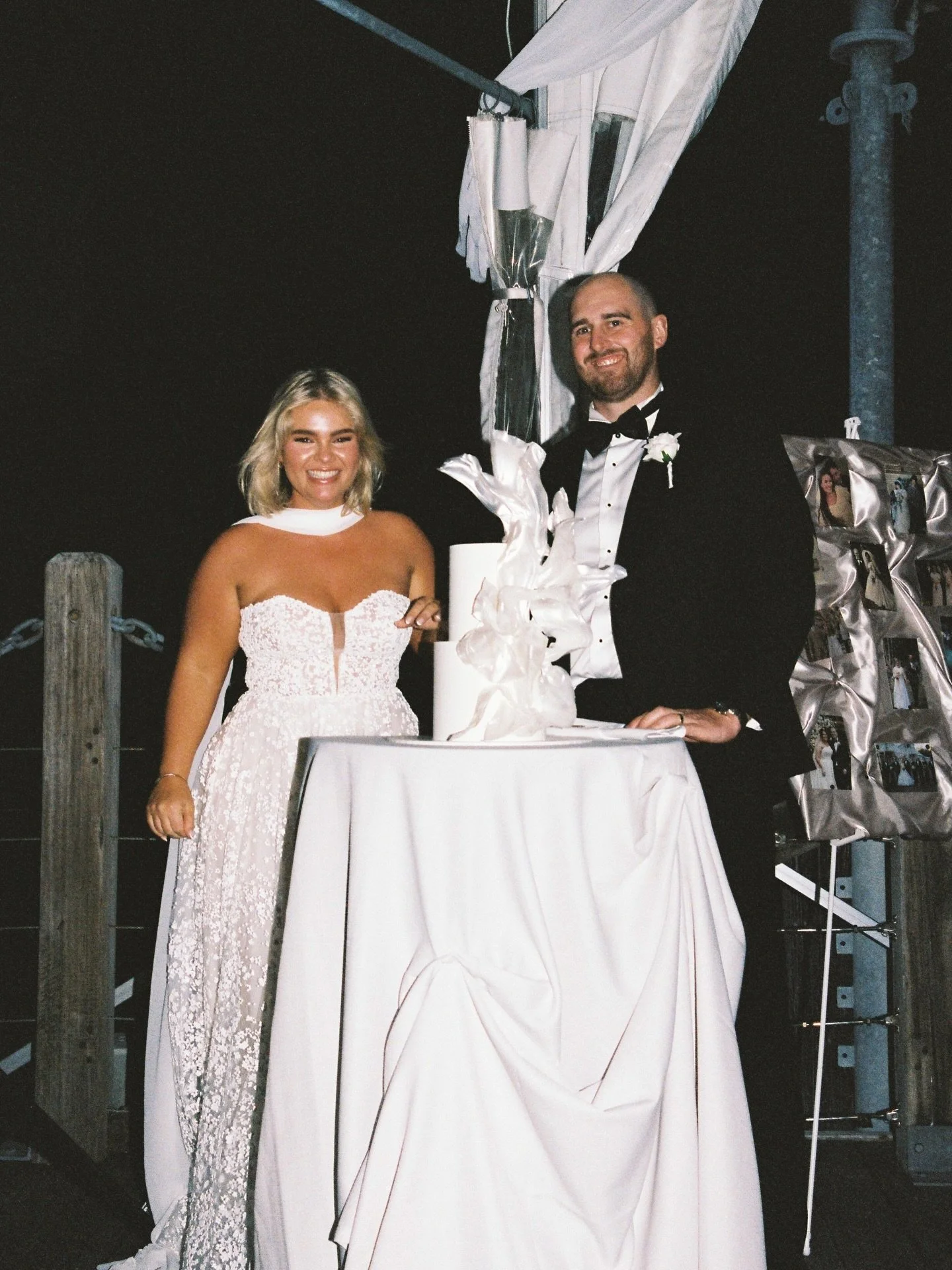 It doesn&rsquo;t happen often but when I receive photos &amp; feedback like this from my beautiful clients, it makes my heart so happy! 
.
#frostedindulgence #brisbanecakes #brisbanewedding #brisbaneweddingcakes #weddingcake