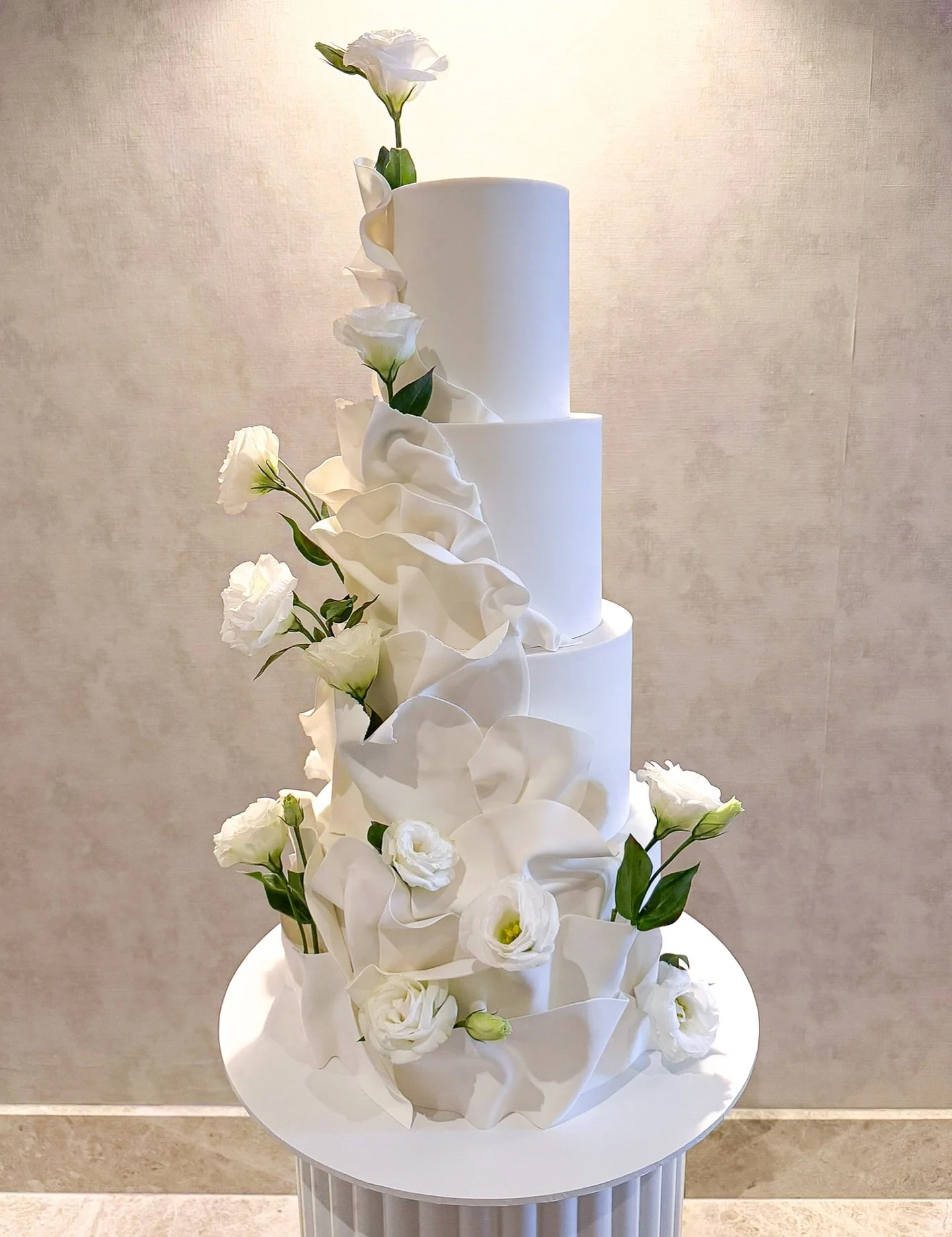 I asked chat GPT to help me caption this cake&hellip;it came up with - Fresh flowers, fresh love, fresh cake! 😆 
Geez you&rsquo;d want to hope it is fresh cake! 😂 🤦🏼&zwj;♀️
I think I&rsquo;ll just stick to my original idea - Ruffles&hellip;
.
Bri