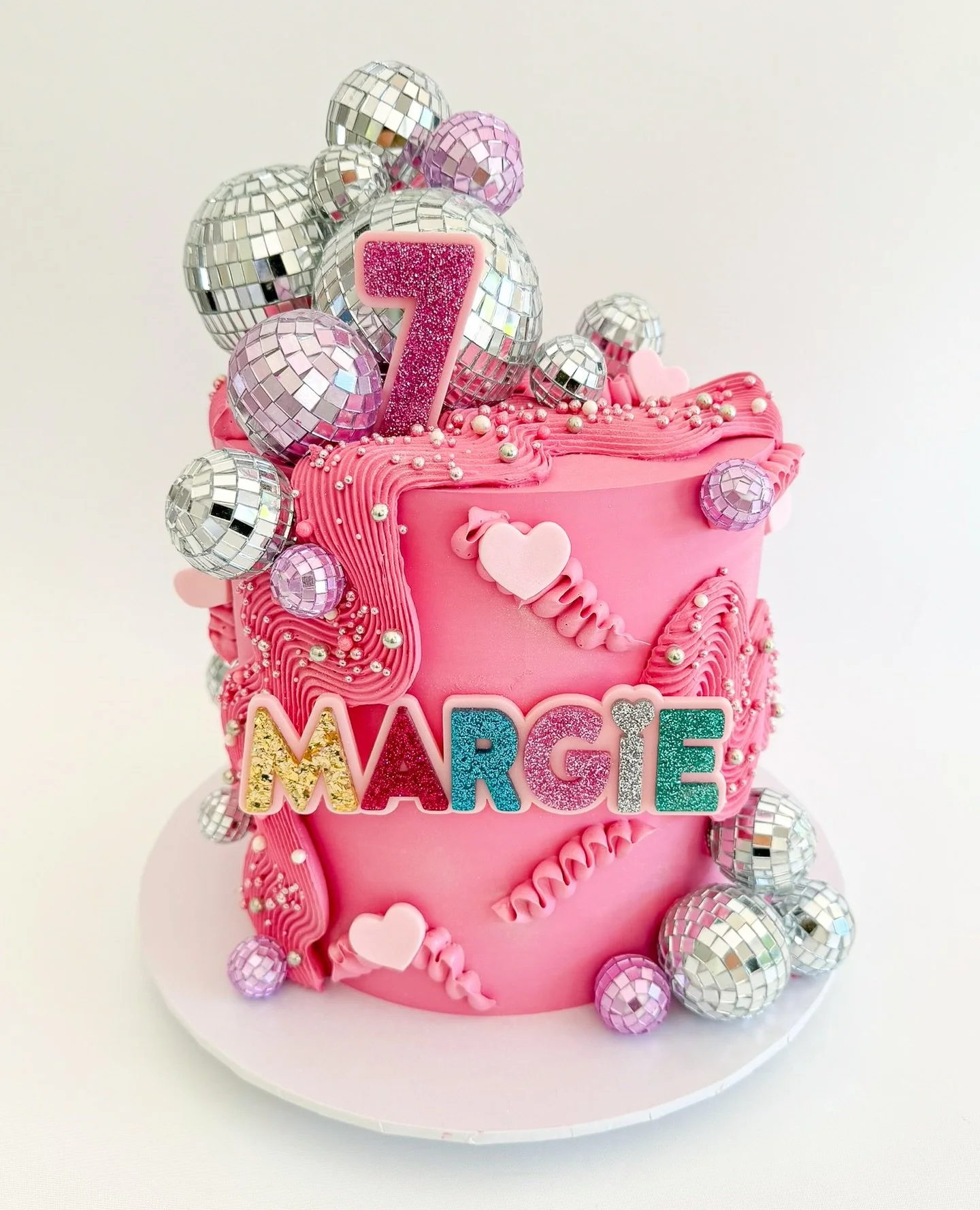 Sweet little Margie living the 7yr old DREAM 💖🪩🎀✨

#frostedindulgence #brisbanecakes #brisbanebirthdaycakes #discoballcake #customcakes