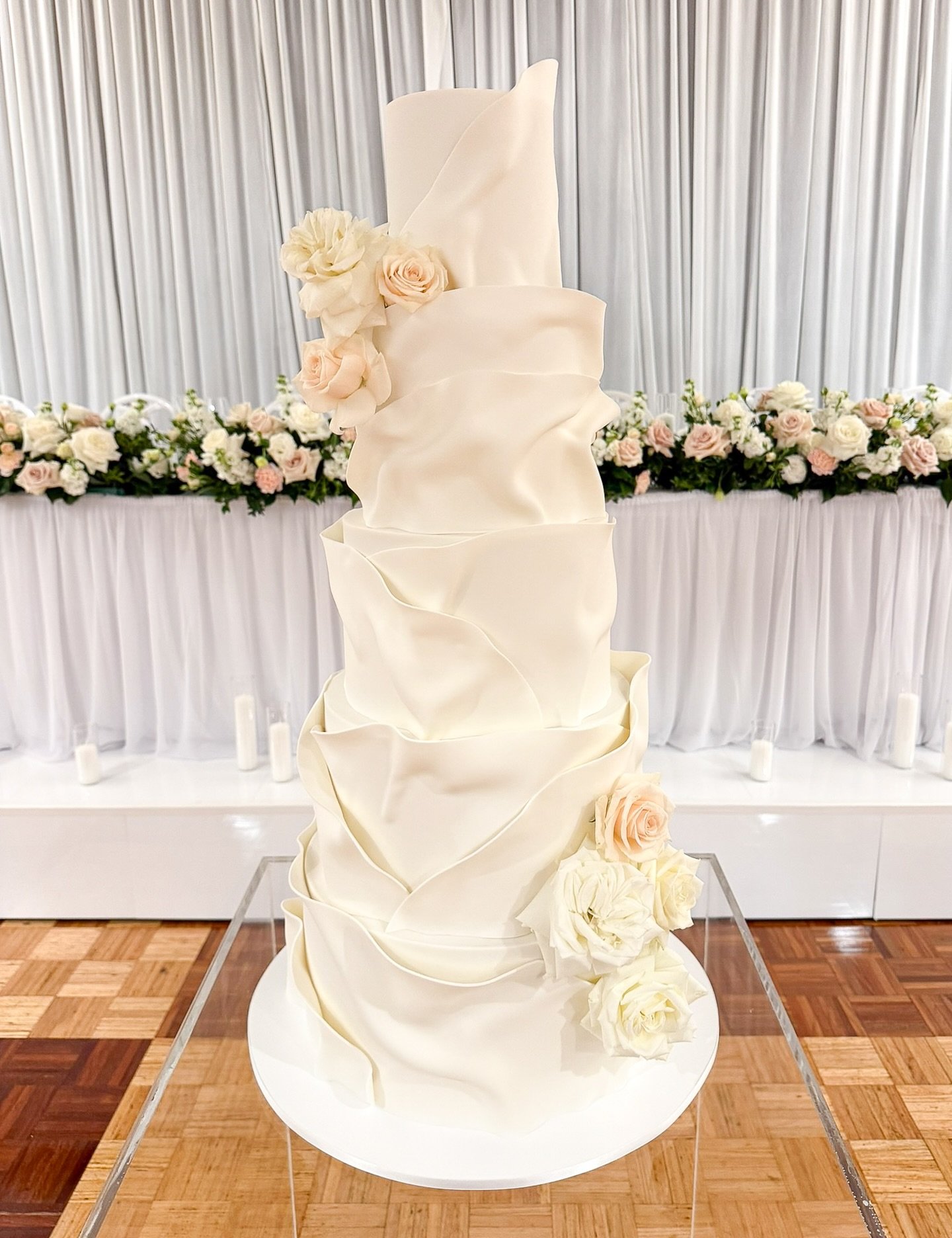 Anna 🤍 Costa
.
@thegreekclub @celebratinginstyle @romanticafloral #frostedindulgence #brisbaneweddingcakes #brisbanecakes #weddingcake #rufflesweddingcake