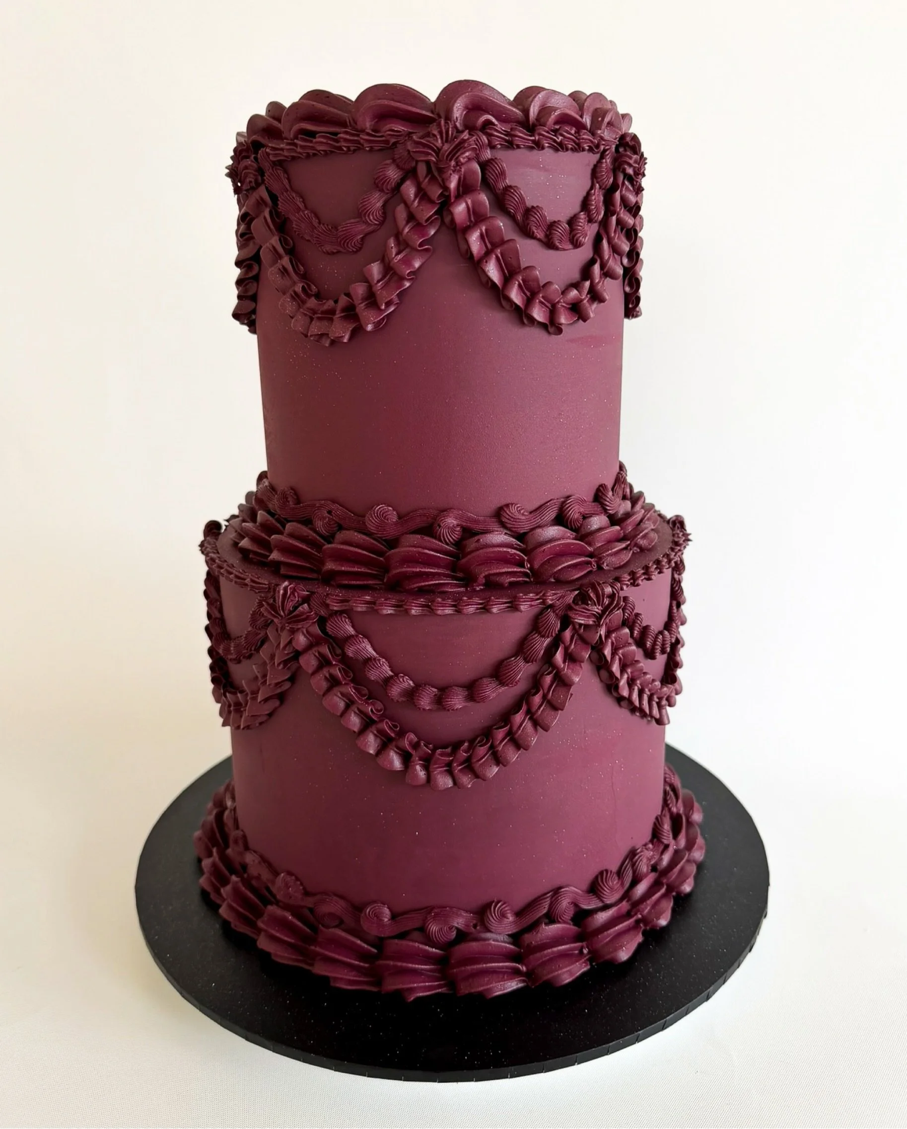 Can&rsquo;t get enough of this colour! 
.
#frostedindulgence #brisbanecakes #brisbaneweddingcakes #burgundycake #burgundyvintagecake