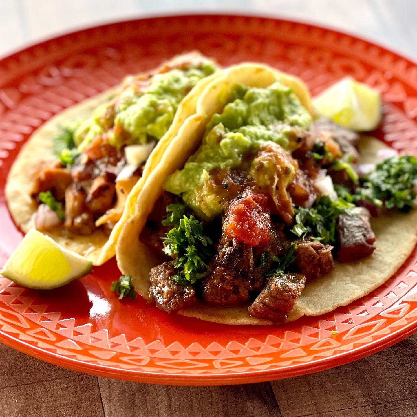 When you&rsquo;re plate looks like this, you know you&rsquo;re about to have a bomb day with these TJ style tacos! 🤤🌮 
#tacos #tijuana #tortilla #carne #pollo #cilantro #cebolla #lima #salsa