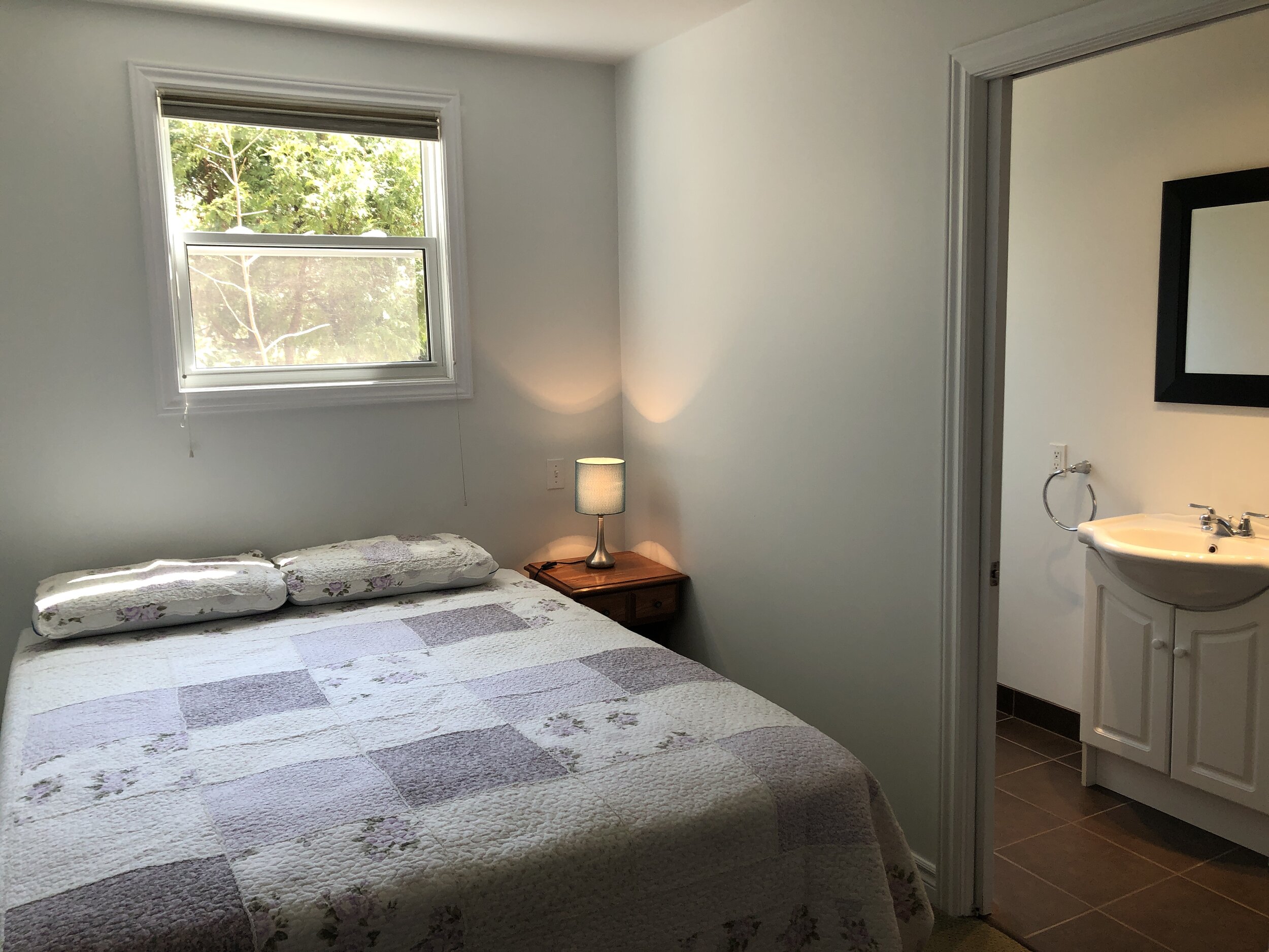 Bedroom - Queen bed &amp; en suite bathroom