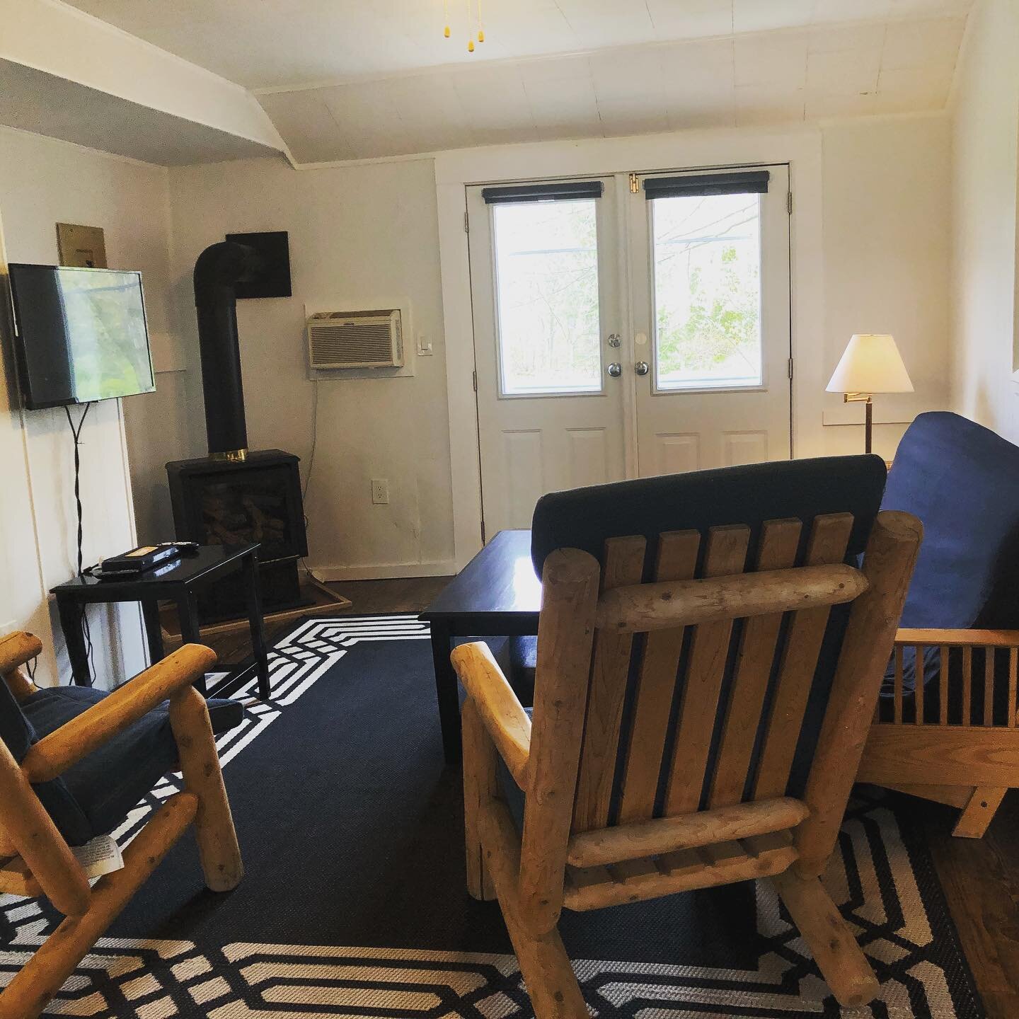 LAST MINUTE AVAILABILITY Woodfern cottage is available for rent July 9-16. 
BOOK NOW at deerparklodge.ca

This cozy 2 bedroom cottage sleeps 4 and is pet friendly. Perfect for a summer getaway 😊 

Includes:
🔹 2 Queen beds
🔹 Full kitchen
🔹 Beach a