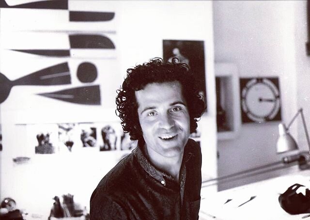 Scultpor, painter, graphic designer. Pino Pascali was all of this. A volcanic artist with a pop star look&nbsp;that within 10 years went from advertising to exhibiting at the Venice Biennale, before being suddenly taken from us in 1968.
We talked abo