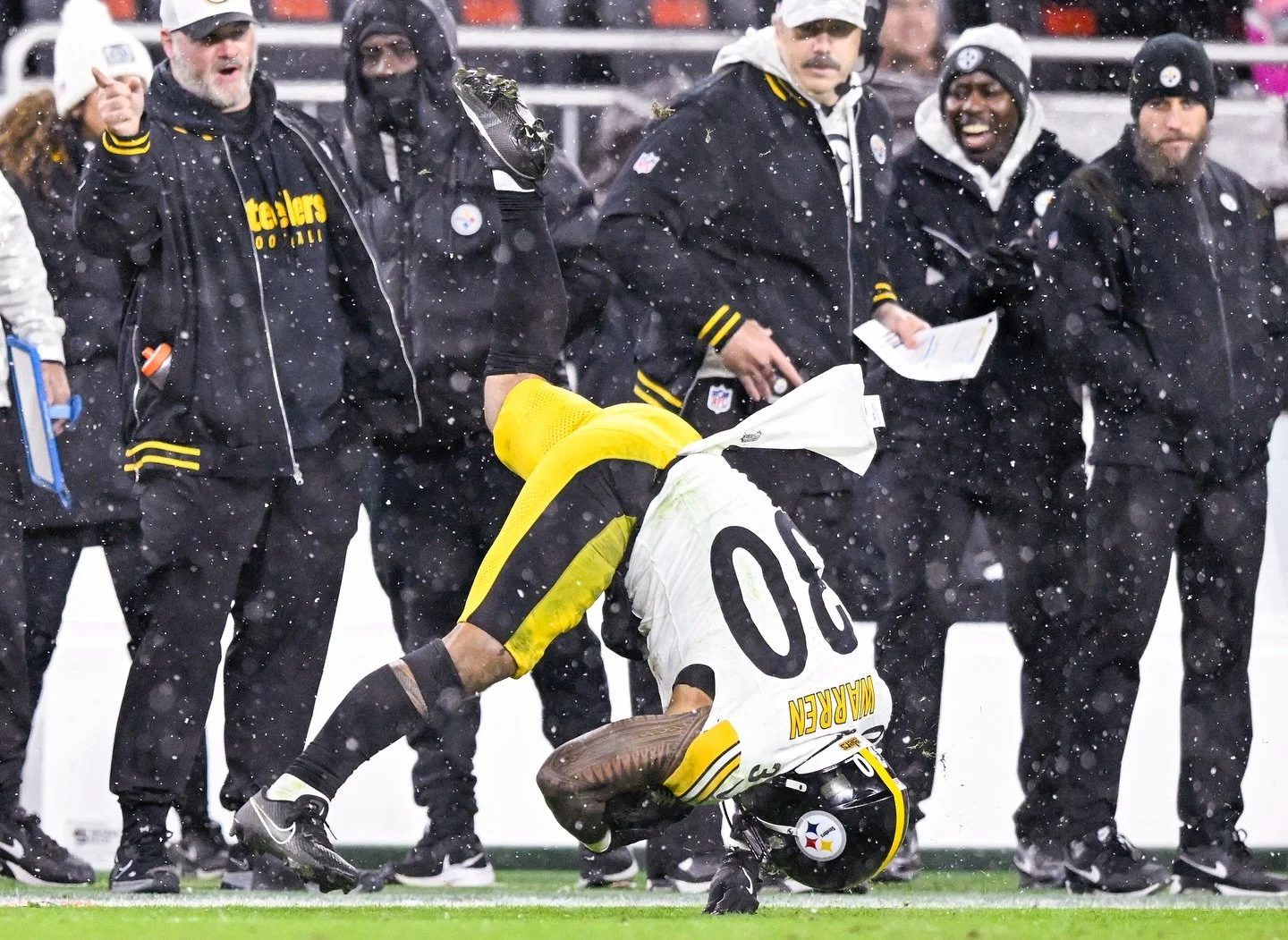 The Pittsburgh Steelers lose to the Cleveland Browns.