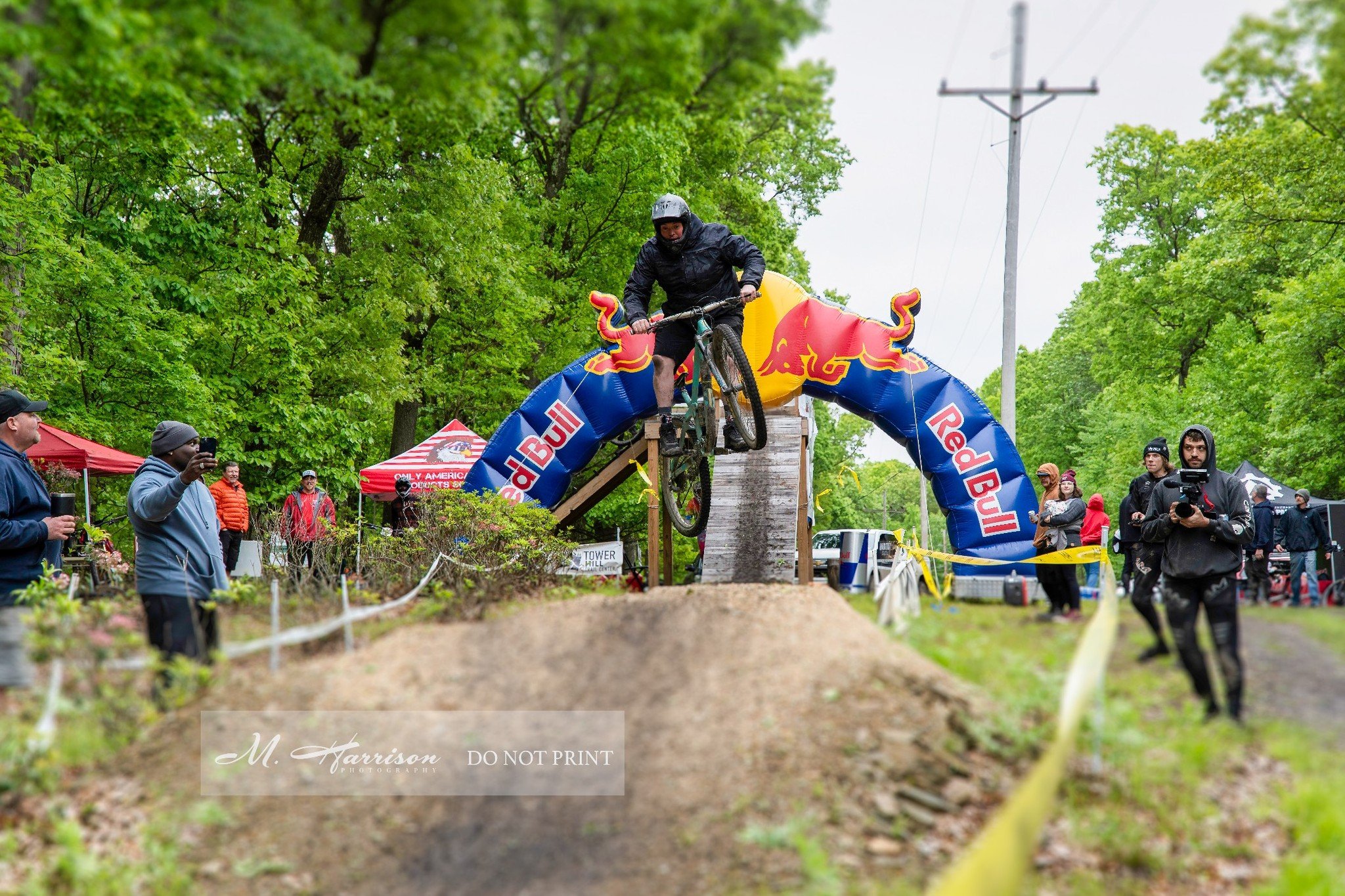 Day 1...practice, racing, and a jump-off...complete with heckling,  cheering, and shenanigans. Some epic crashes, rad saves, and insane heights...all at full-send. Go big or go home (but be safe, too!)!!

#shredthegnar 
#shredders
#mtbgnar 
#enduro 
