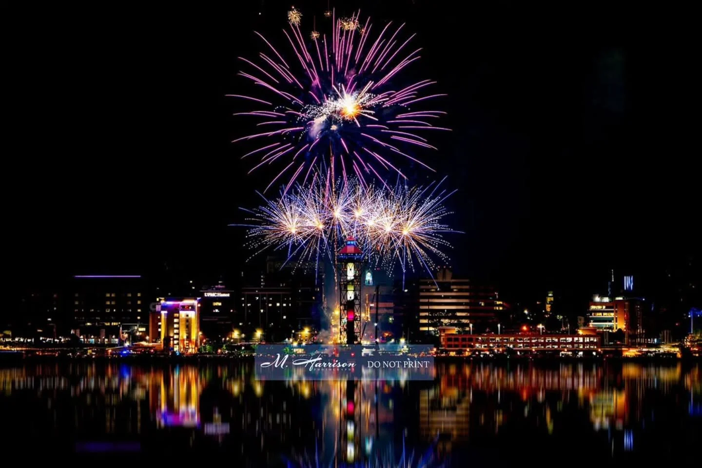 Lights Over Lake Erie, 2025. 

@cityoferiepa @celebrateerie 
@m_harrisonphotography

Purchase this image (prints, artwork, gifts) here--> https://mharrisonphotography.shootproof.com/gallery/lightsoverlakeerie2025

#longexposure #fireworks #longexp