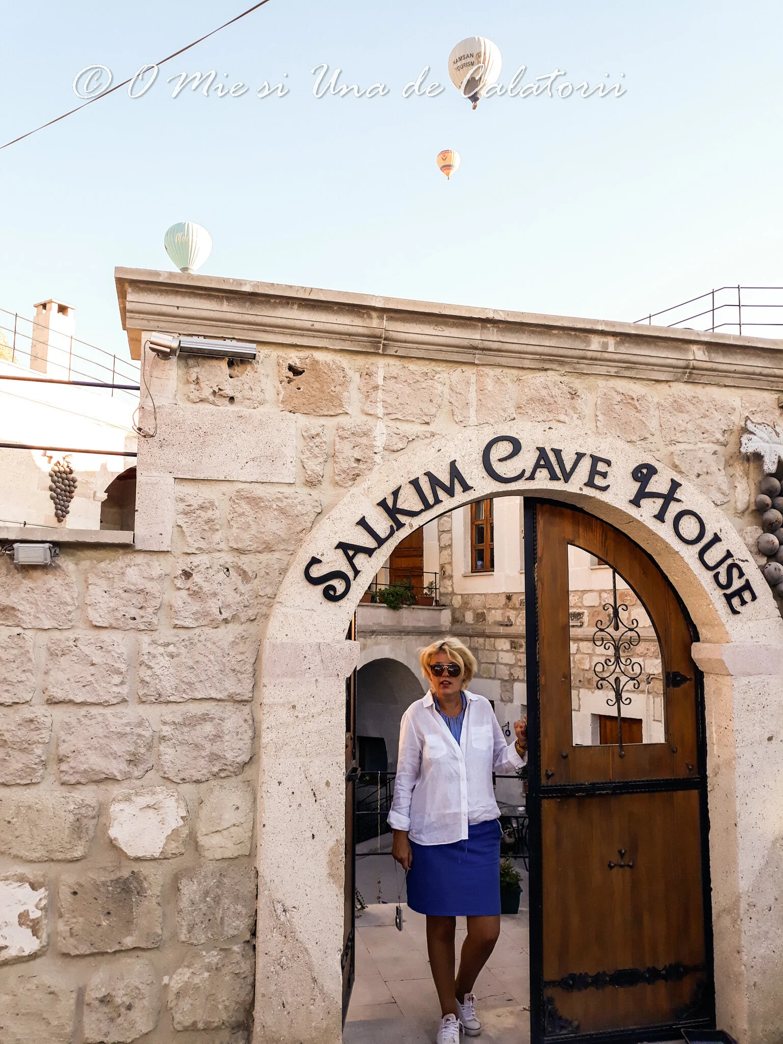 Turcia | Salkim Cave House, Goreme : casa din piatra, cu baloane la orizont