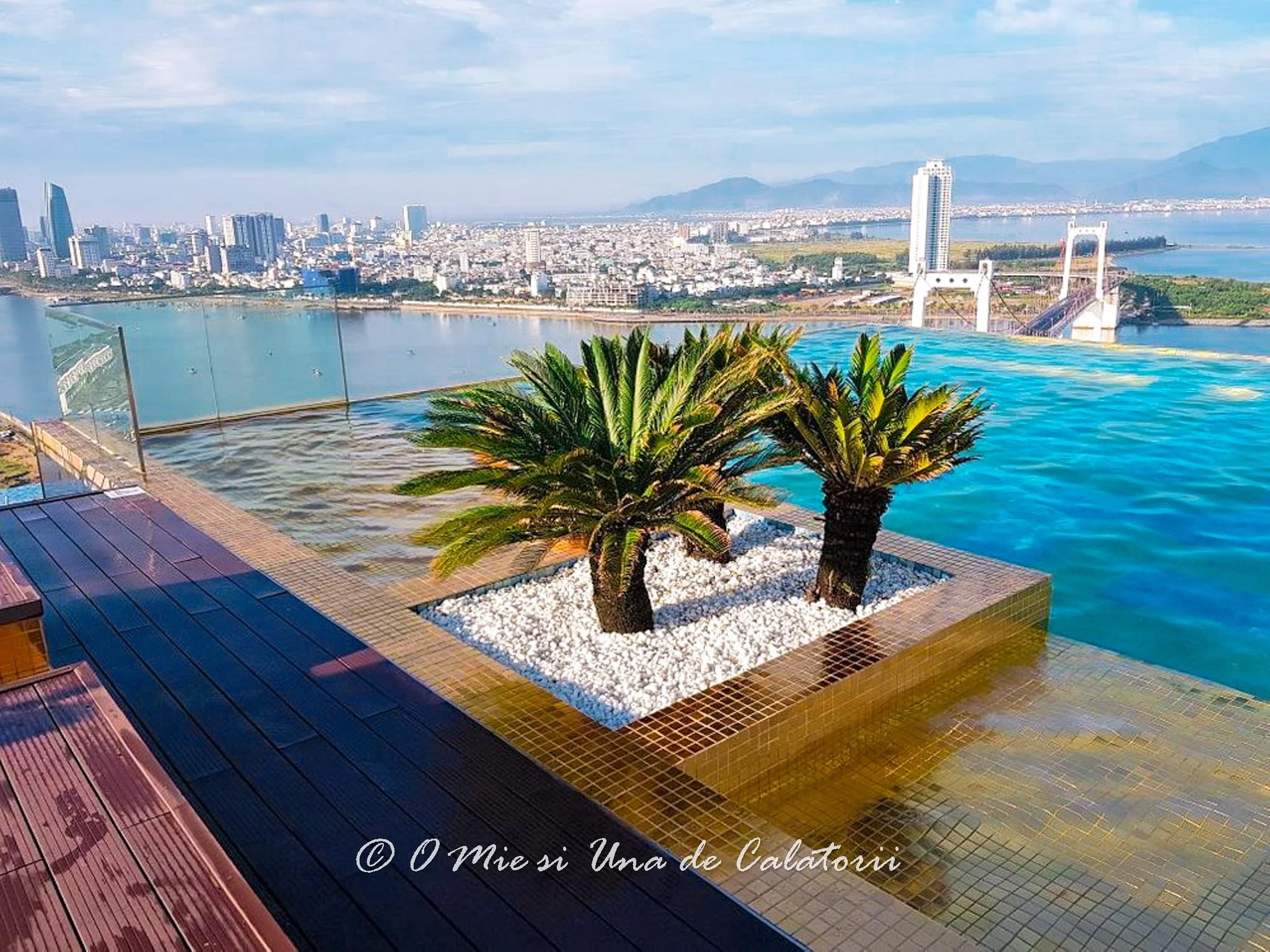 Experienta de 24 carate in Da Nang: Wyndham Danang Golden Bay, hotelul ce detine cea mai mare piscina infinita placata cu aur din lume