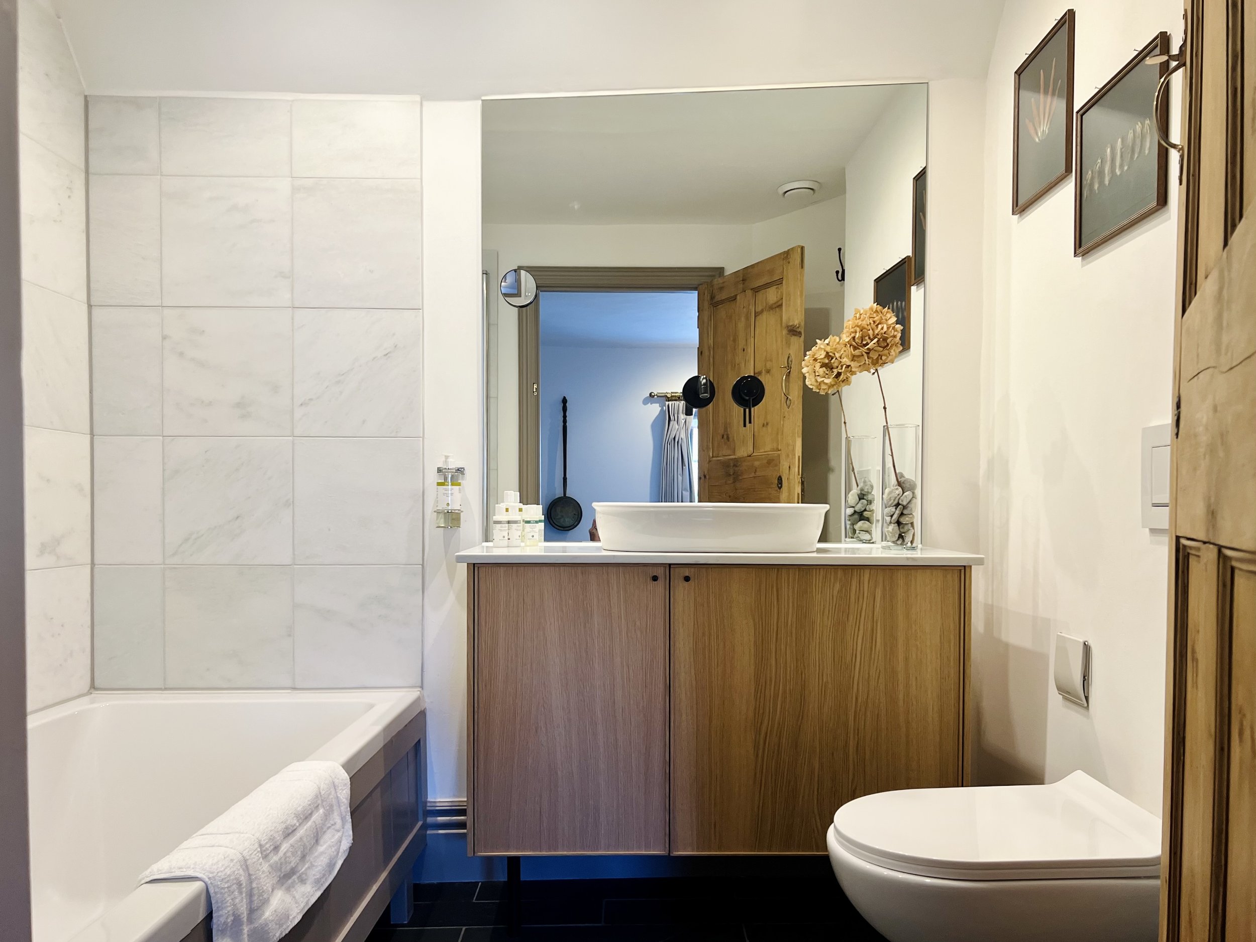 Front Bathroom 01.jpeg