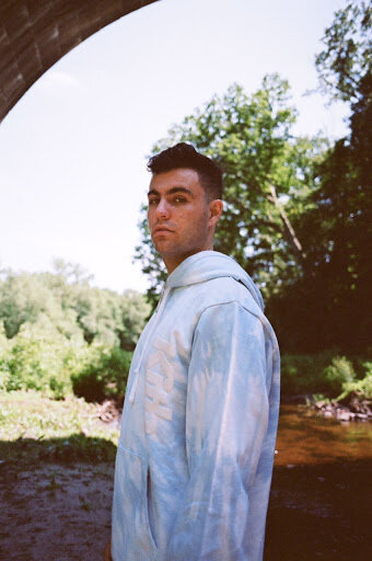 Ian Oshér Inside Debut EP ‘Come Closer’ — Exclusive Audio