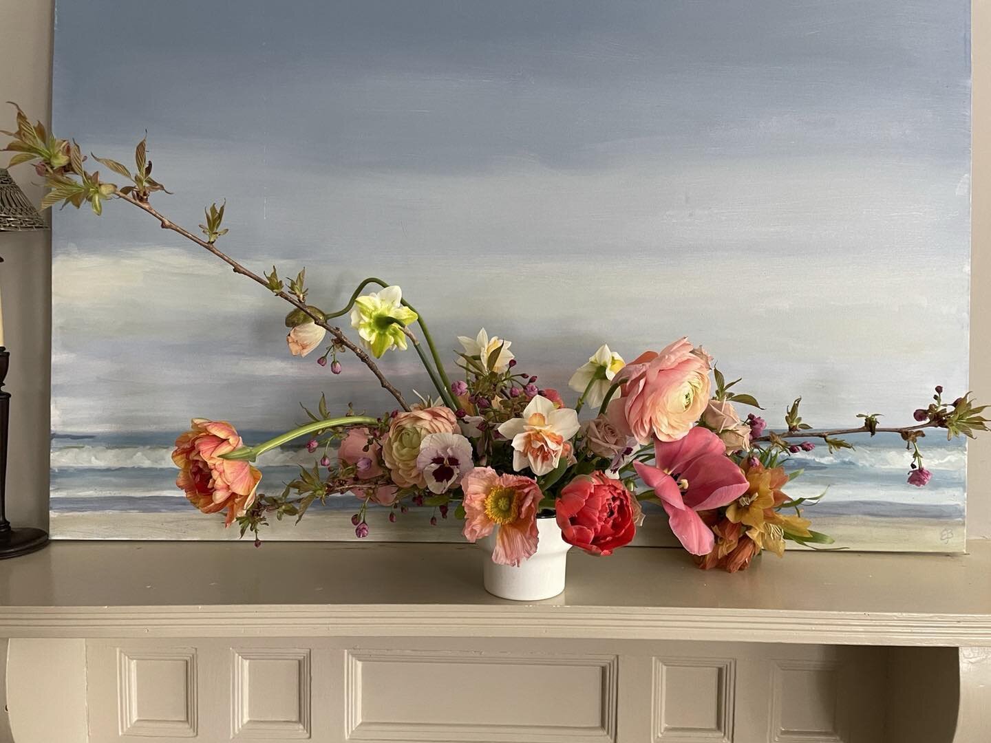Flowers and a painting make a friendly combination.  By the talented @lasfloristasmx at the beautiful @gracefarmflowers