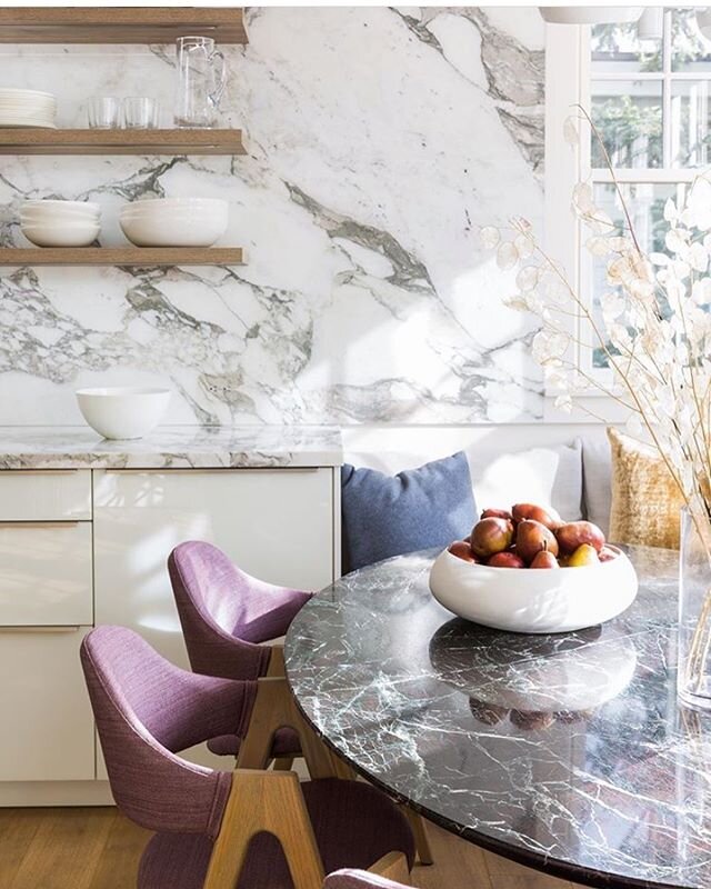 That morning light ✨ Marble in kitchens elevate the space to another level. 
Beautiful creation by @marieflaniganinteriors 🤍#kitchenremodel #kitcheninspo 
#kitchendesign #interiordesigners #marblekitchen