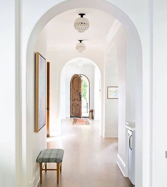 Beautiful bright Sunday morning hallway vibes 🤍 What are you plans for today?

@klinteriors @laurenpressey 
#hallwaydesign #hallwaylighting #hallwaydecor #interiordesigninspo #sundaymornings