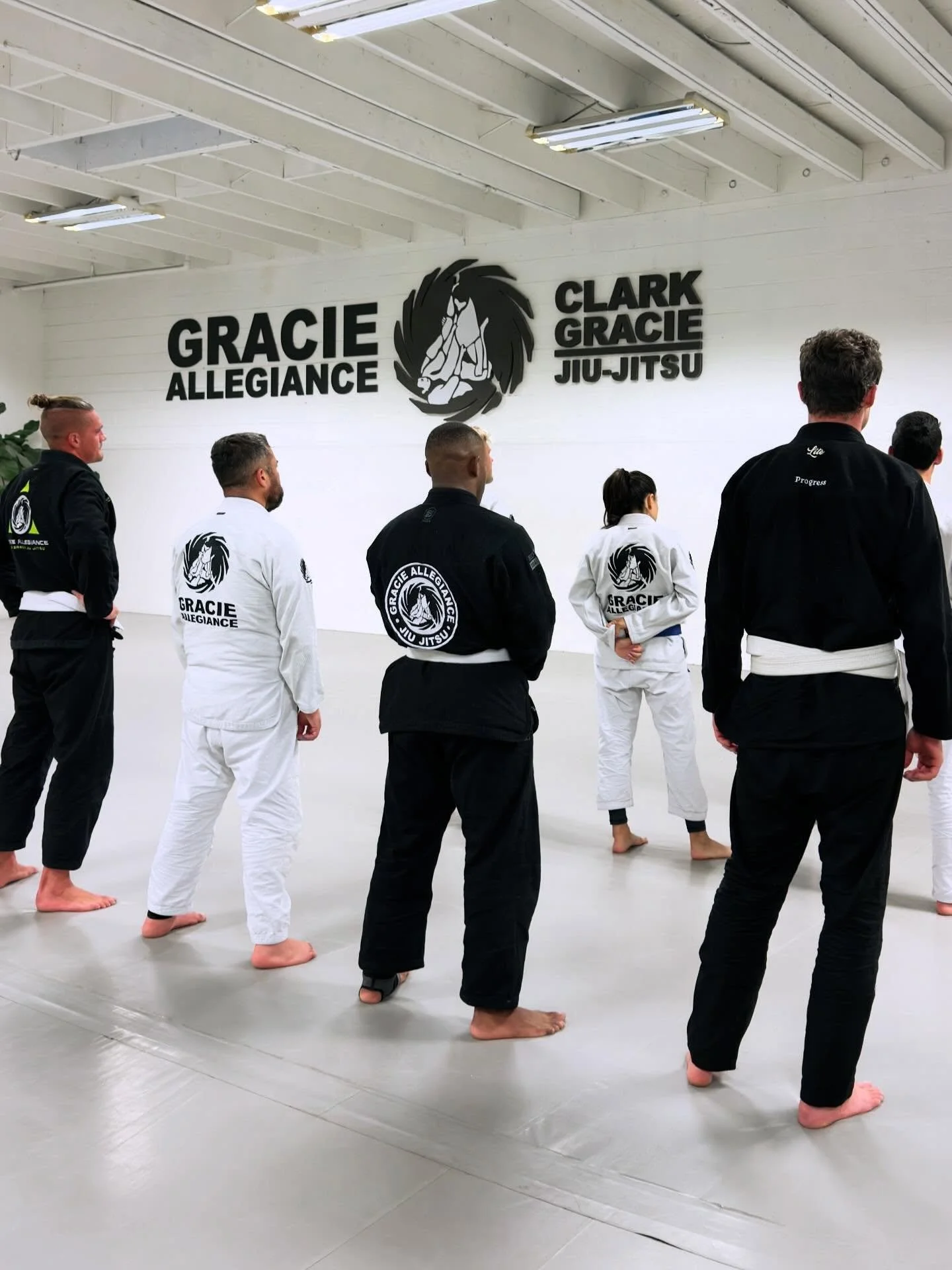 🚨 READ THE CAPTIONS ⬇️

In Jiu-Jitsu, it doesn&rsquo;t matter who you are outside. On the mats, it&rsquo;s just you, your breath, and the moment.

Some days you&rsquo;re submitting everyone. Other days you spend six minutes under side control wonder