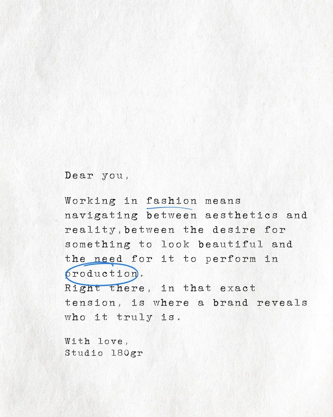 En moda, las ideas importan, pero c&oacute;mo se ejecutan importa m&aacute;s.⁠
Dise&ntilde;ar es una cosa; conseguir que funcione en producci&oacute;n es otra completamente distinta.⁠
Esa tensi&oacute;n entre est&eacute;tica y proceso es el d&iacute;