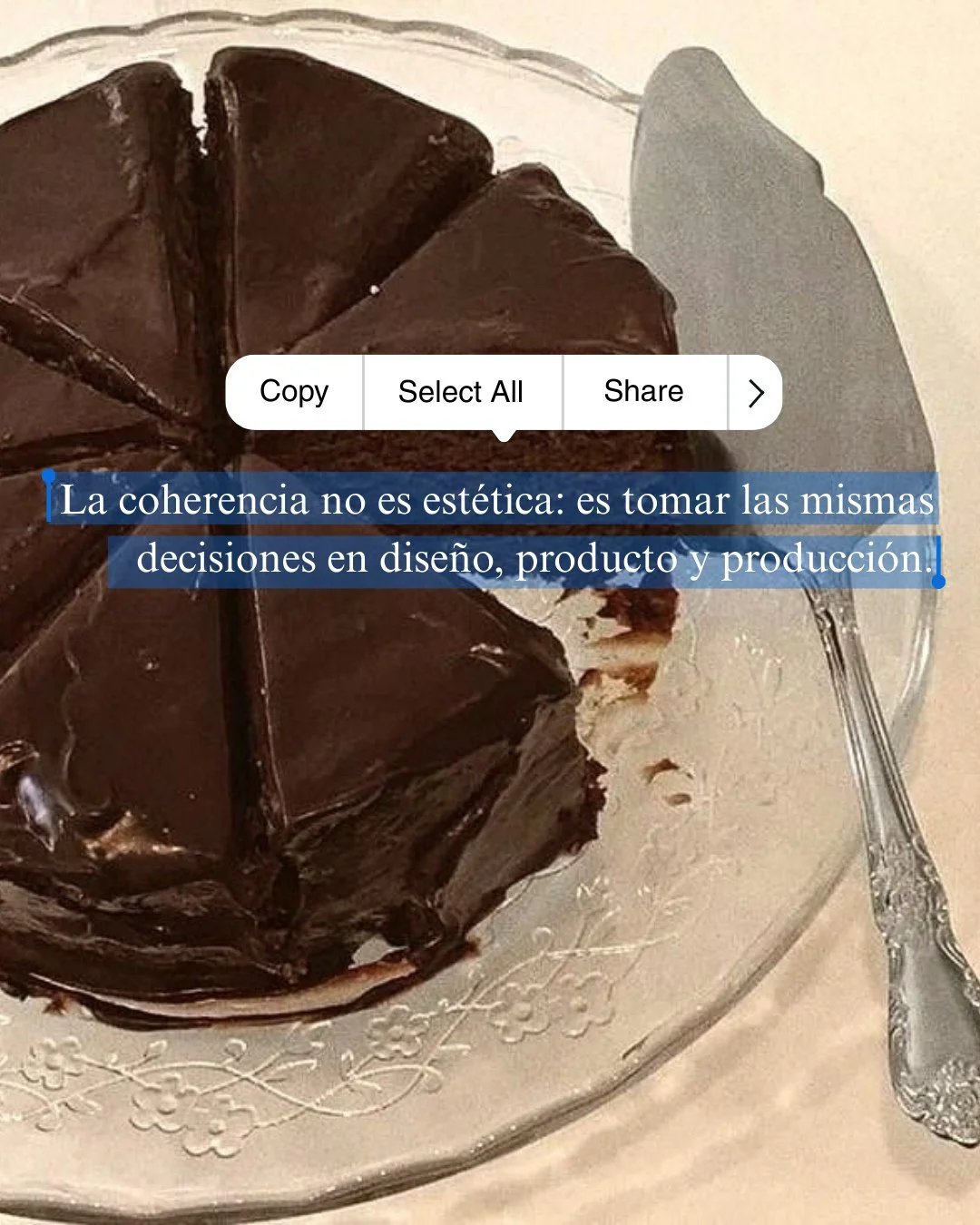 La coherencia no es una cuesti&oacute;n est&eacute;tica.⁠
Es tomar las mismas decisiones cuando dise&ntilde;as, cuando produces y cuando tienes que repetirlas.⁠
Ah&iacute; es donde una marca se sostiene.