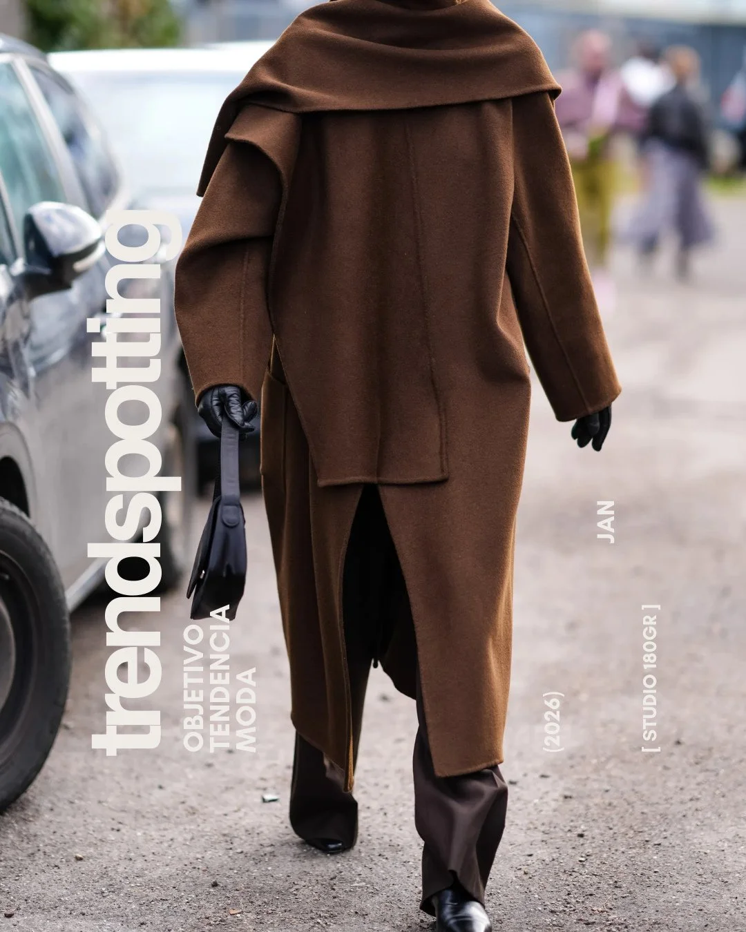 TRENDSPOTTING - Enero .26⁠
⁠
[Scarf Coat]⁠
⁠
El abrigo con bufanda integrada vuelve porque resuelve varias cosas a la vez: abriga, ordena el look y elimina capas innecesarias.⁠
No es un gesto nuevo, es funcionalidad.⁠
Esto es lo que pasa cuando una p
