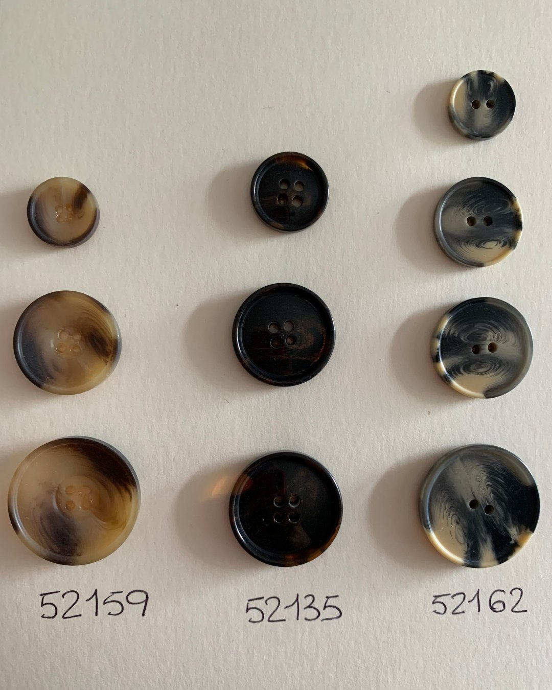 Ahora mismo estamos en esa fase intensa de uno de los proyectos en los que estamos trabajando: cerrando dise&ntilde;o y fichas t&eacute;cnicas, poniendo en marcha el etiquetado y aterrizando precios de producci&oacute;n. Dentro de poco empezamos con 