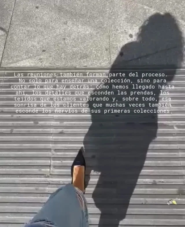 Las reuniones tambi&eacute;n forman parte del proceso.⁠
Porque una colecci&oacute;n no se ense&ntilde;a solo para que se vea. Tambi&eacute;n se cuenta. Nos gusta explicar qu&eacute; hay detr&aacute;s de cada prenda, c&oacute;mo hemos llegado hasta ah