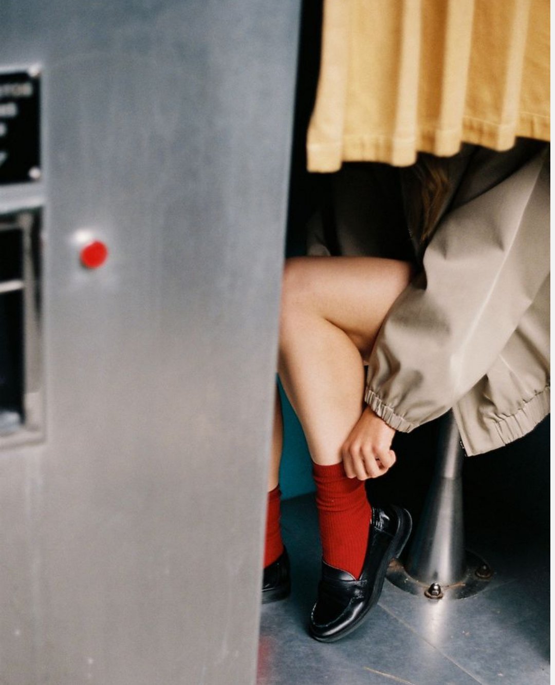 Son fotos de Pinterest. Nos han llamado la atenci&oacute;n. No sabemos si es una referencia, una man&iacute;a o el inicio de algo. Pero &uacute;ltimamente todo nos lleva ah&iacute;: calcetines, pies, detalle, gesto, repetici&oacute;n, encuadres bajos