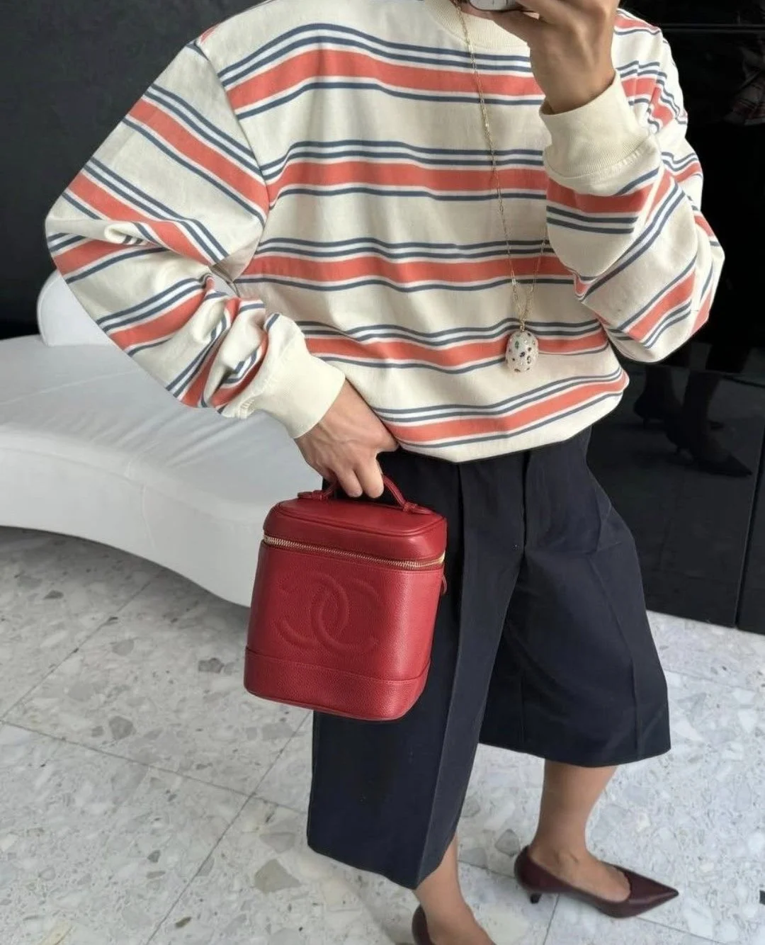 La bermuda siempre ha sido una prenda complicada. No sabes si te lleva hacia algo naive o hacia una se&ntilde;ora impecable de los a&ntilde;os 50 que no se quita su collar de perlas y que prefiere cubrir rodilla.⁠
Pero est&aacute; pasando: vuelve, y 