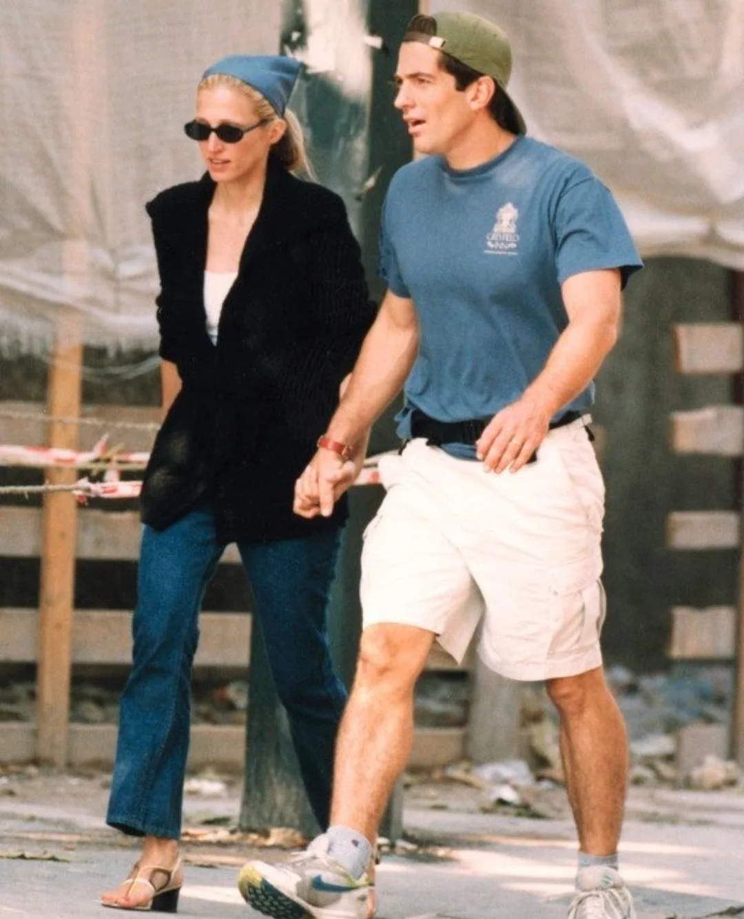 El regreso de esta est&eacute;tica no va solo de una pareja ic&oacute;nica, ni de la nostalgia de los 90. Va tambi&eacute;n de un momento muy concreto.⁠
Despu&eacute;s de a&ntilde;os de saturaci&oacute;n visual, vuelve a apetecer una forma de vestir 