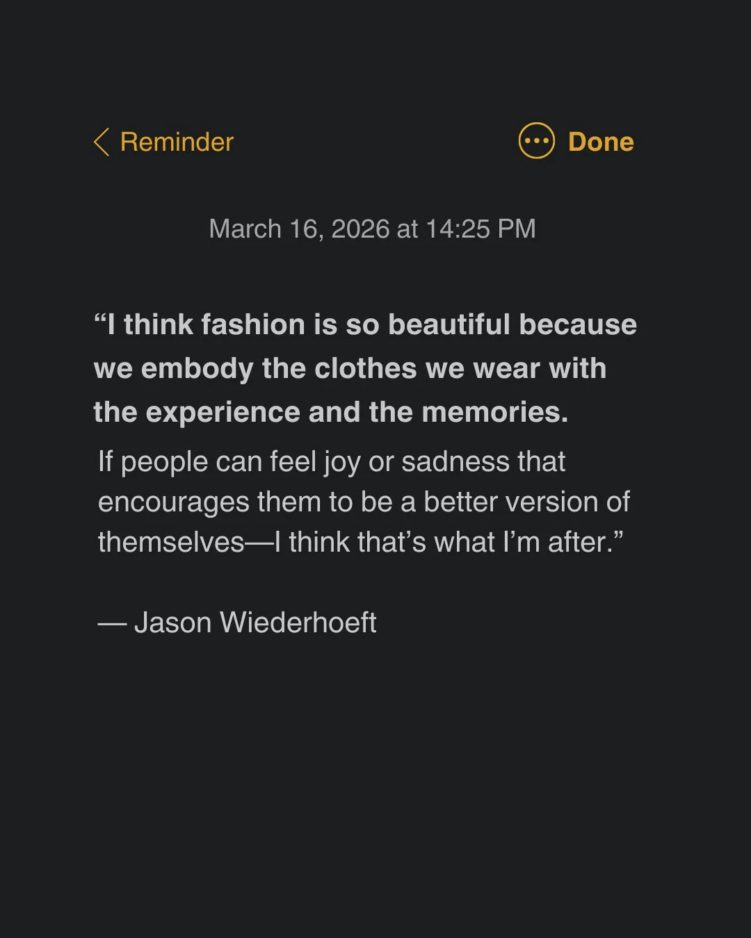 Nos gusta esta idea porque habla de una parte de la moda que no siempre se explica bien.⁠
La ropa no se queda en la superficie. Se mezcla con lo que vivimos, con c&oacute;mo nos sentimos, con los momentos que atravesamos y con las versiones de nosotr