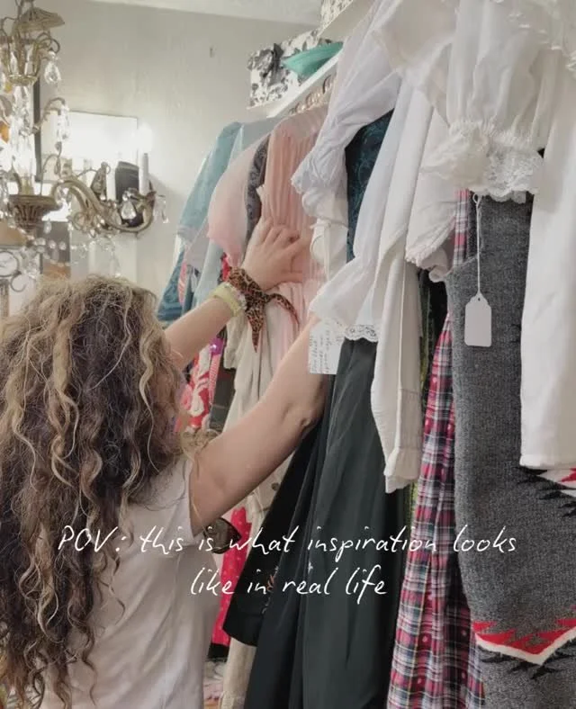 Buscar inspiraci&oacute;n tambi&eacute;n es esto.⁠
Perder tiempo mirando. Tocar tejidos. Fijarse en cortes, proporciones, colores y peque&ntilde;os detalles que de repente activan una idea.⁠
⁠
No todo empieza en una pantalla. A veces empieza aqu&iacu