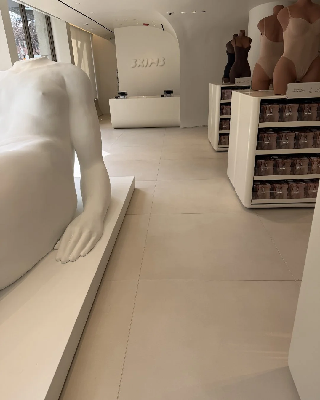 SKIMS no ha crecido solo por el nombre de Kim Kardashian. Ha crecido porque ha sabido entender: c&oacute;mo en una categor&iacute;a saturada, todav&iacute;a hab&iacute;a espacio para construir una marca que no vendiera solo producto, sino soluci&oacu