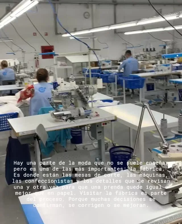 En moda hay una parte que no siempre se ense&ntilde;a, pero es clave: la f&aacute;brica.⁠
Ah&iacute; es donde empieza la fiesta. Donde se revisa, se ajusta, se corrige y se confirma si una prenda funciona como estaba pensada o no. Para nosotras, visi